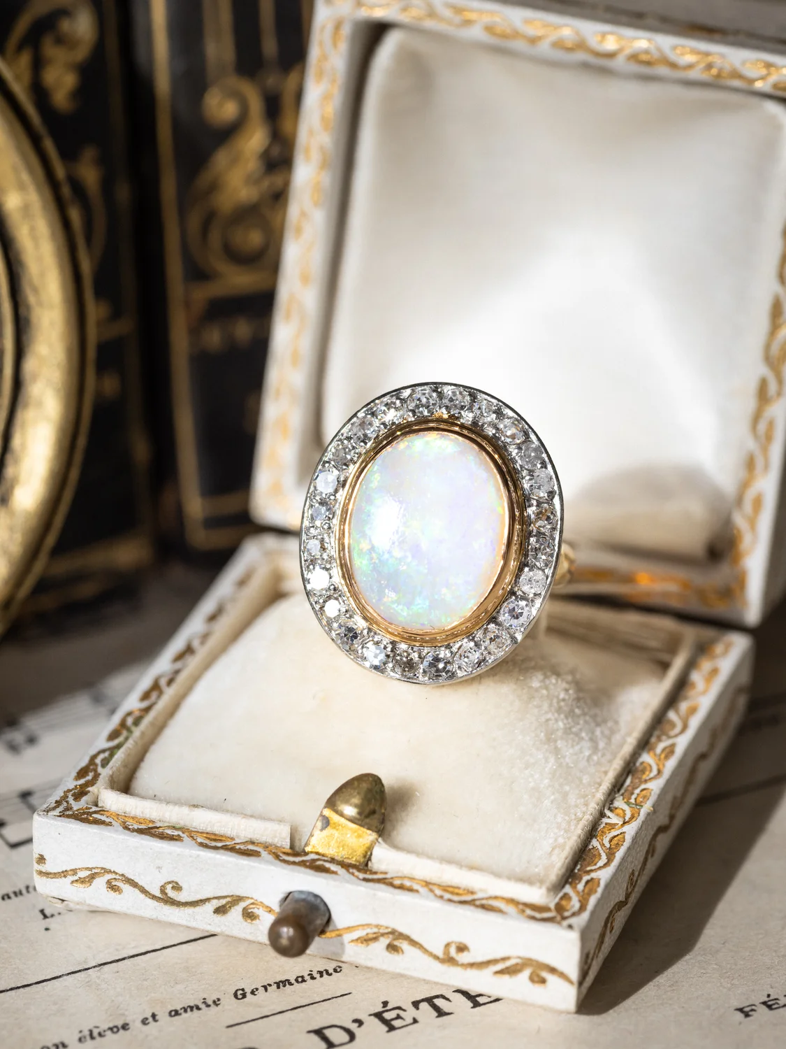 LA DELILAH, splendide bague ancienne en or 18 carats deux tons, opale 2,1 ct en serti clos & halo de diamants scintillants ✨