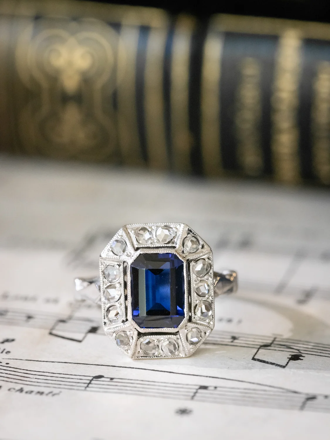 LA JOSÈPHE, magnifique bague octogonale Art Déco (circa 1935) en or blanc 18 carats, saphir Verneuil & diamants taille rose ✨