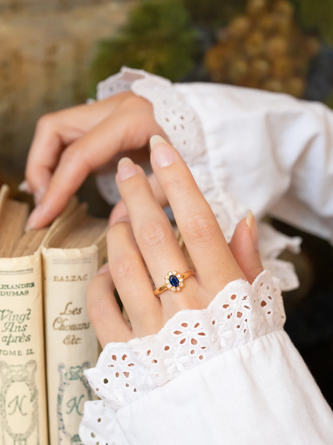 LA LINA, adorable petite bague Marguerite vintage en or jaune 18 carats, saphir & diamants