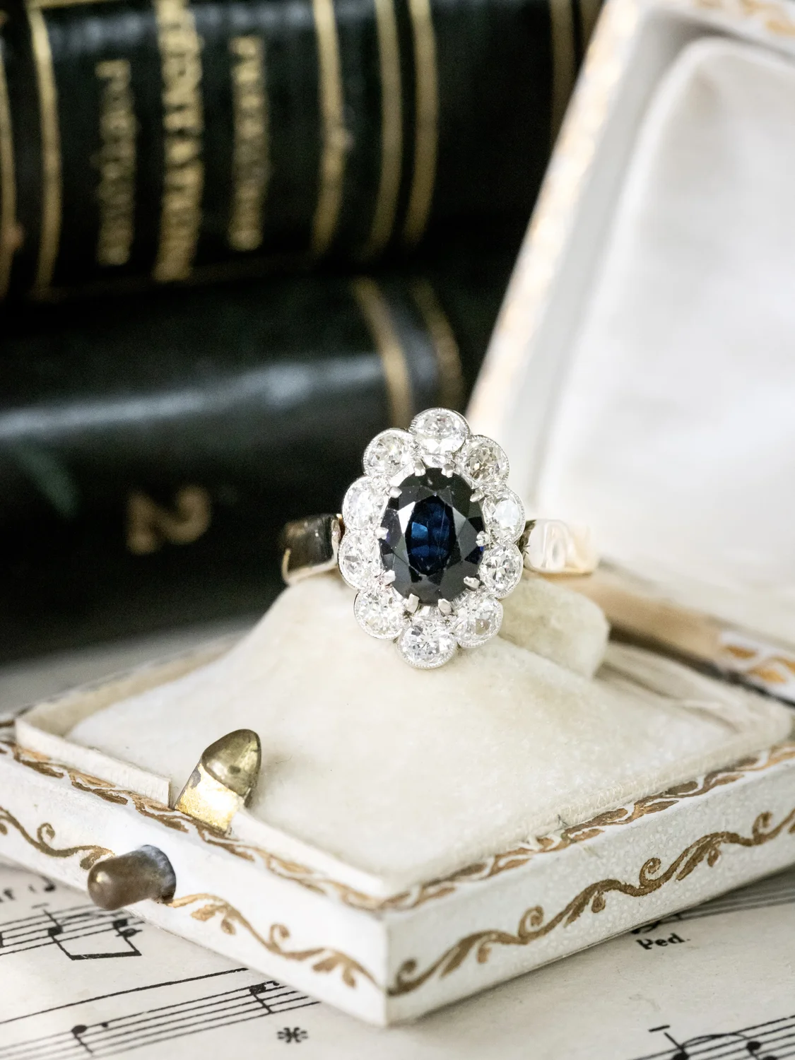 LA EMILIE, sublime et mystérieuse bague Pompadour ancienne (vers 1950-1960) en or 18 carats deux tons, saphir & diamants scintillants ✨