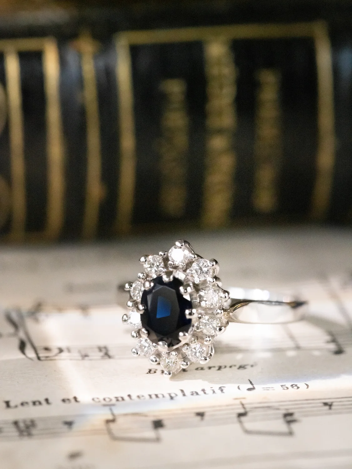 LA ÉLIANE, sublime et envoûtante bague Marguerite vintage en or blanc 18 carats, saphir & diamants étincelants ✨