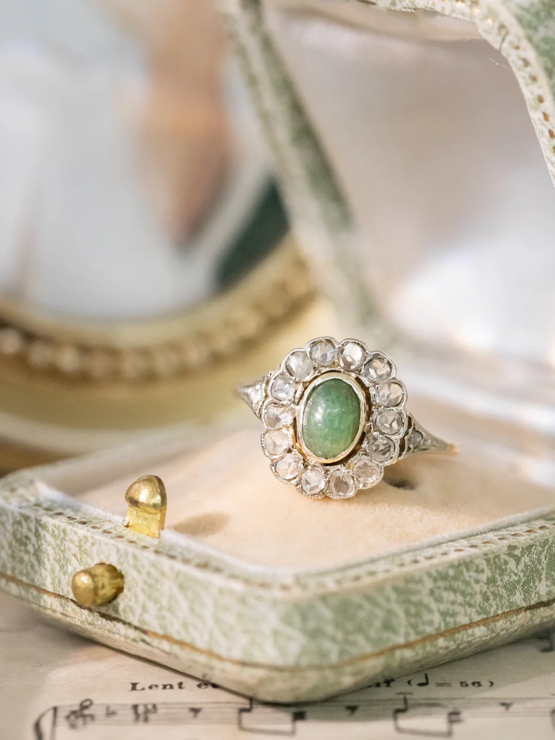 LA ALIETTE, magnifique et délicate petite bague Marguerite ancienne Belle Époque (circa 1910) en or 18 carats, pierre verte en serti clos et diamants taille rose ✨