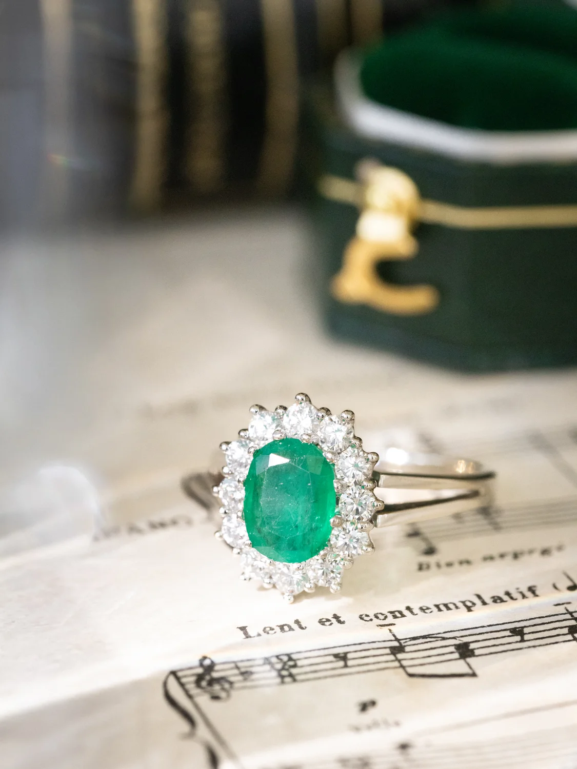 LA VIVIANNE, lumineuse et fascinante bague Pompadour vintage en or blanc 18 carats, émeraude 1,2 ct & diamants étincelants ✨