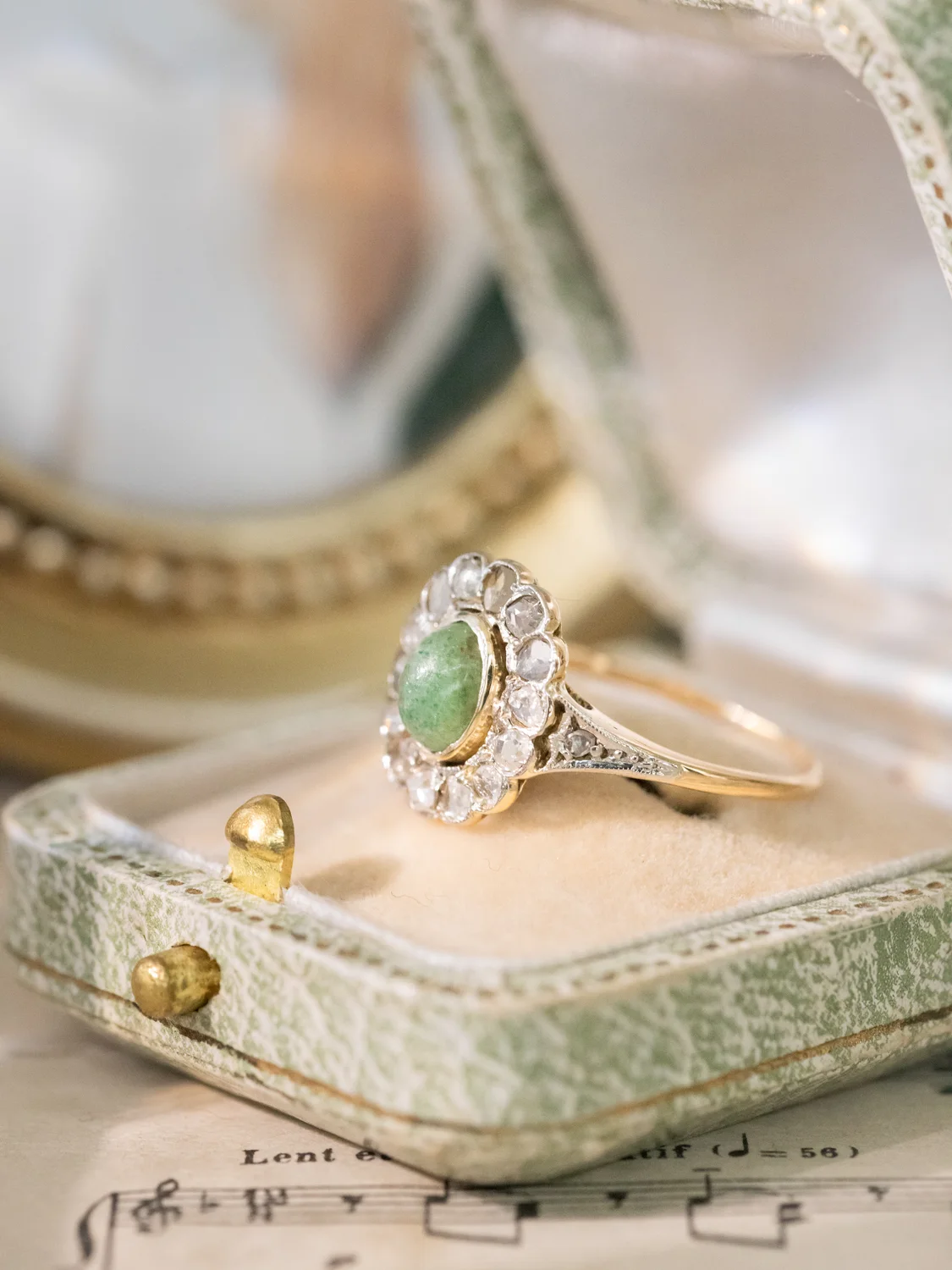 LA ALIETTE, magnifique et délicate petite bague Marguerite ancienne Belle Époque (circa 1910) en or 18 carats, pierre verte en serti clos et diamants taille rose ✨