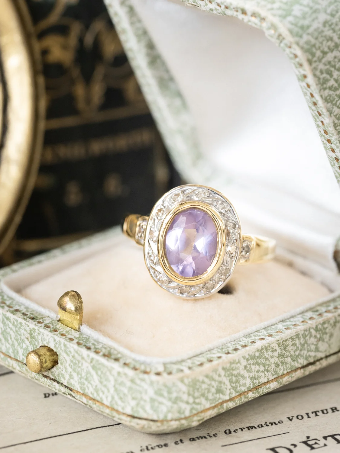 LA LILAS, magnifique bague vintage (circa 1950) en or 18 carats deux tons, améthyste en serti clos & petits diamants ✨