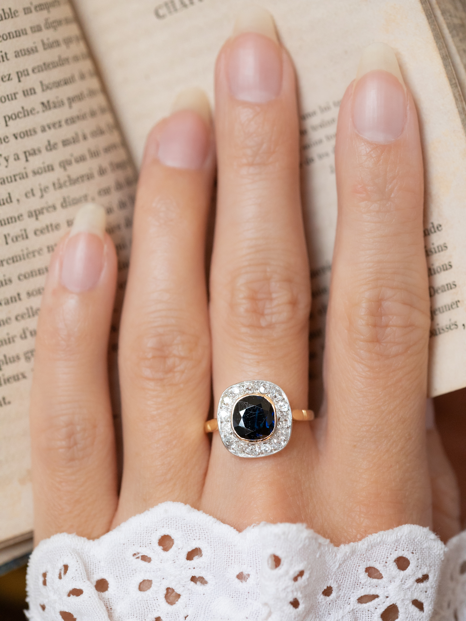 LA AUDE, magnifique bague halo ancienne (circa 1915) en or 18 carats deux tons, saphir taille coussin en serti clos et diamants ✨