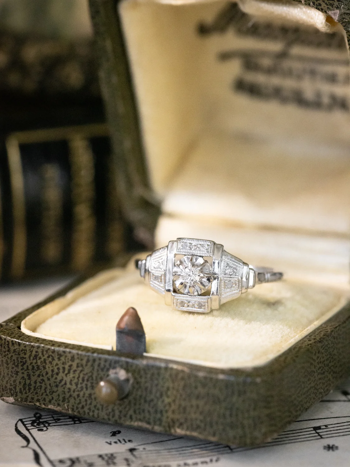 LA CLÉLIE, superbe et élégante bague Art Déco (circa 1930) en or blanc 18 carats, platine & diamants ✨