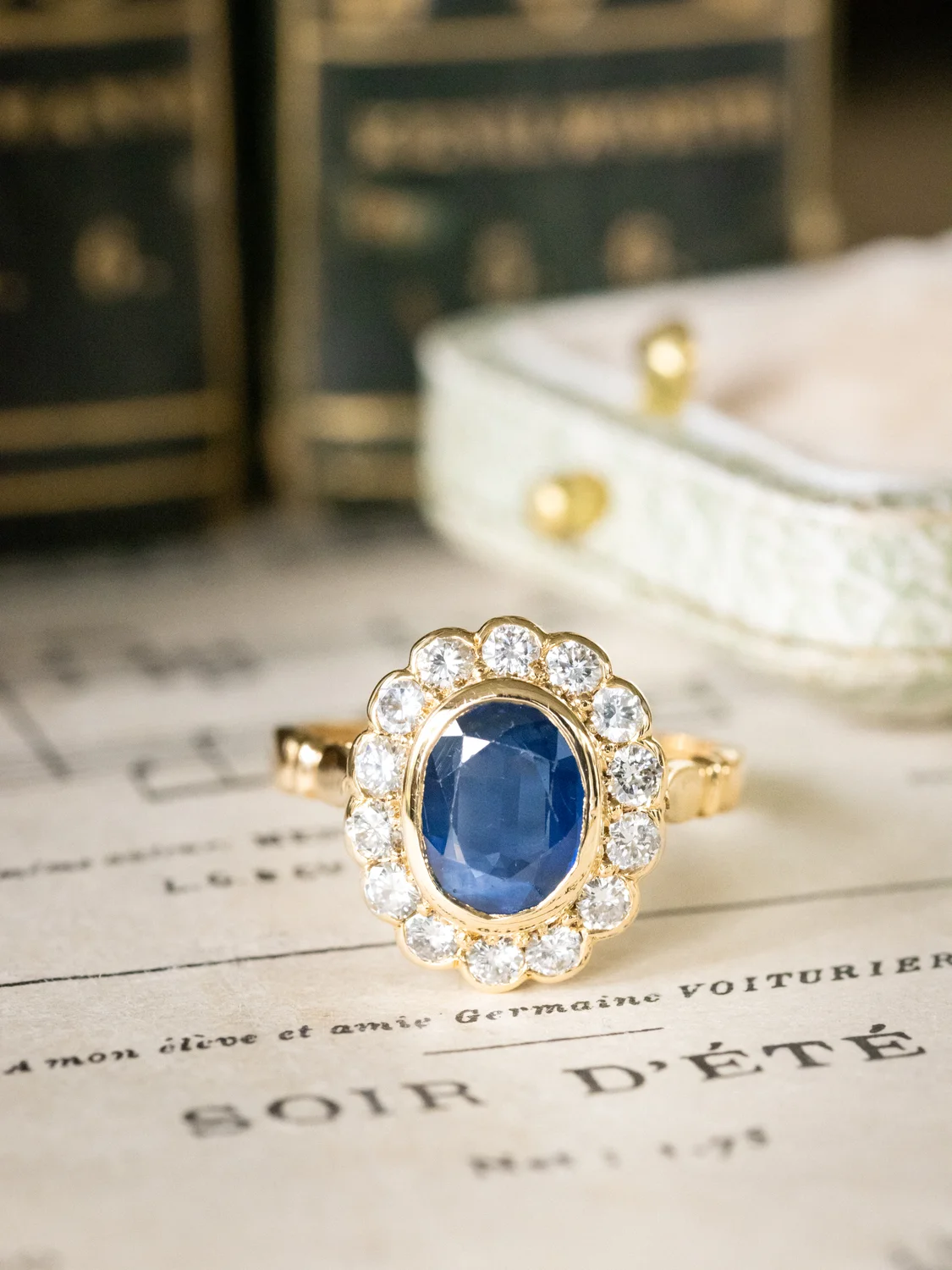 LA MARINA, merveilleuse bague Pompadour vintage en or jaune 18 carats, saphir 1,20 ct en serti clos & diamants étincelants ✨