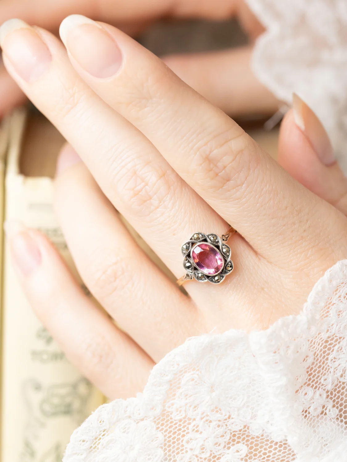 LA ARAMINTA, sublime et romantique bague Marguerite ancienne Belle Époque (circa 1900) en or 18 carats et argent, pierre rose en serti clos millegrain & marcassites scintillantes ✨