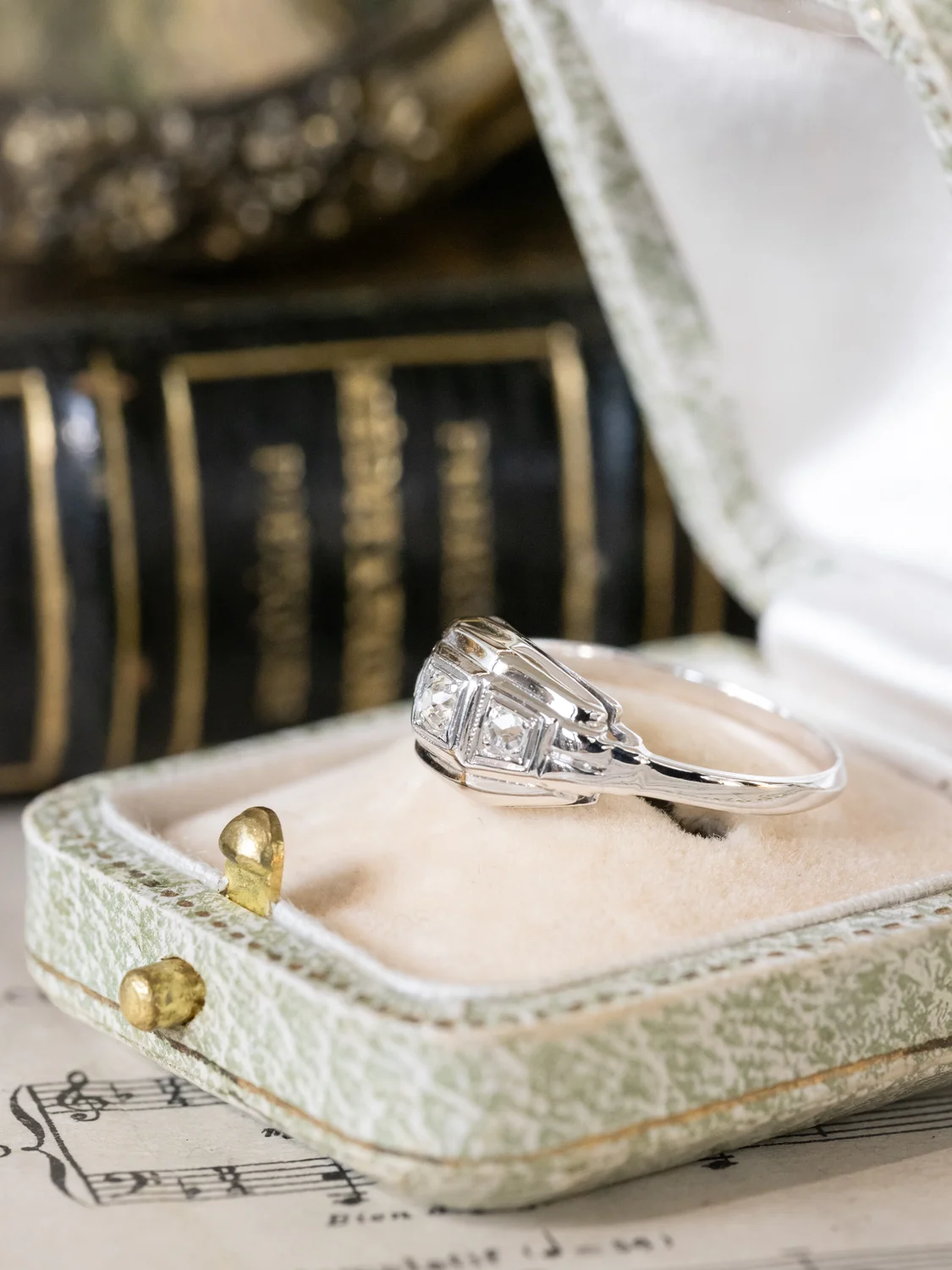 LA NELLIE, magnifique bague jarretière Art Déco (circa 1940) en or blanc 18 carats, centrée d’un diamant taille ancienne ✨