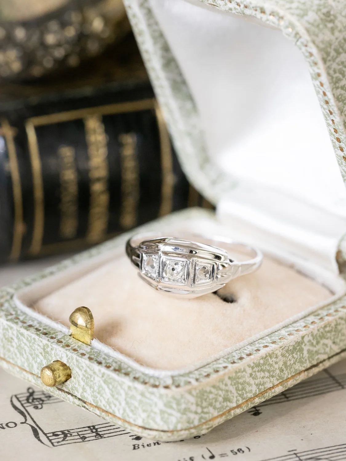 LA NELLIE, magnifique bague jarretière Art Déco (circa 1940) en or blanc 18 carats, centrée d’un diamant taille ancienne ✨