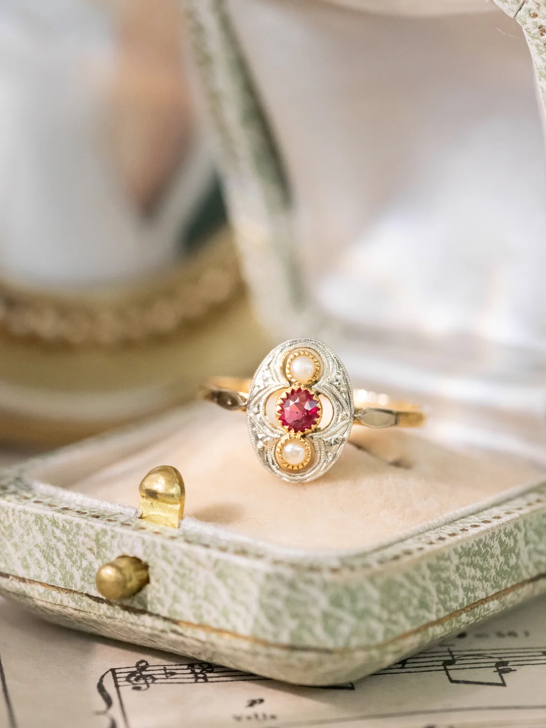 LA ANTONINE, adorable et romantique petite bague ancienne Belle Époque (circa 1900) en or 18 carats deux tons, pierre rouge et demi-perles ✨