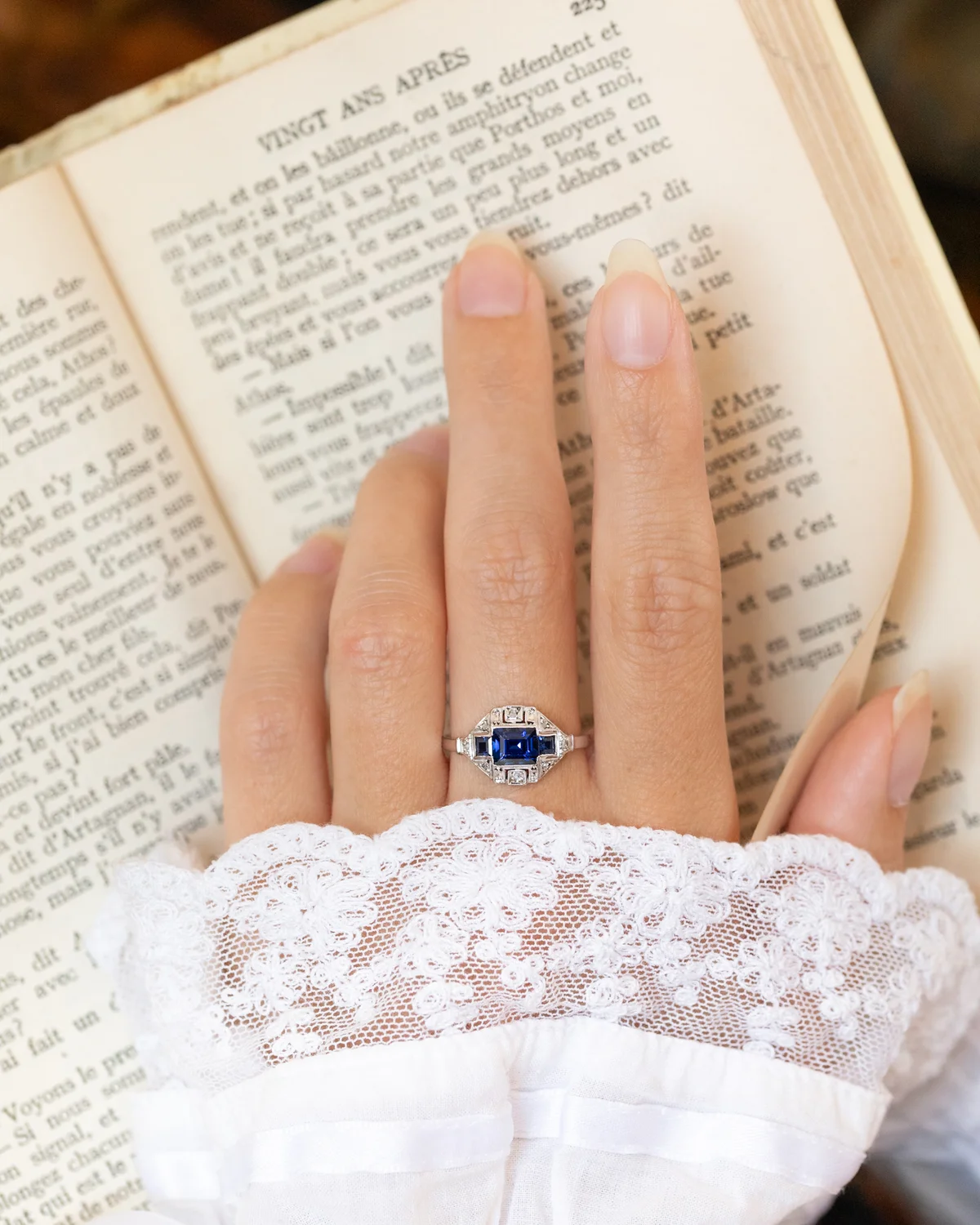 LA MAVIS, sublime et fascinante bague Art Déco (circa 1925) en or 18 carats, platine & saphirs Verneuil ✨