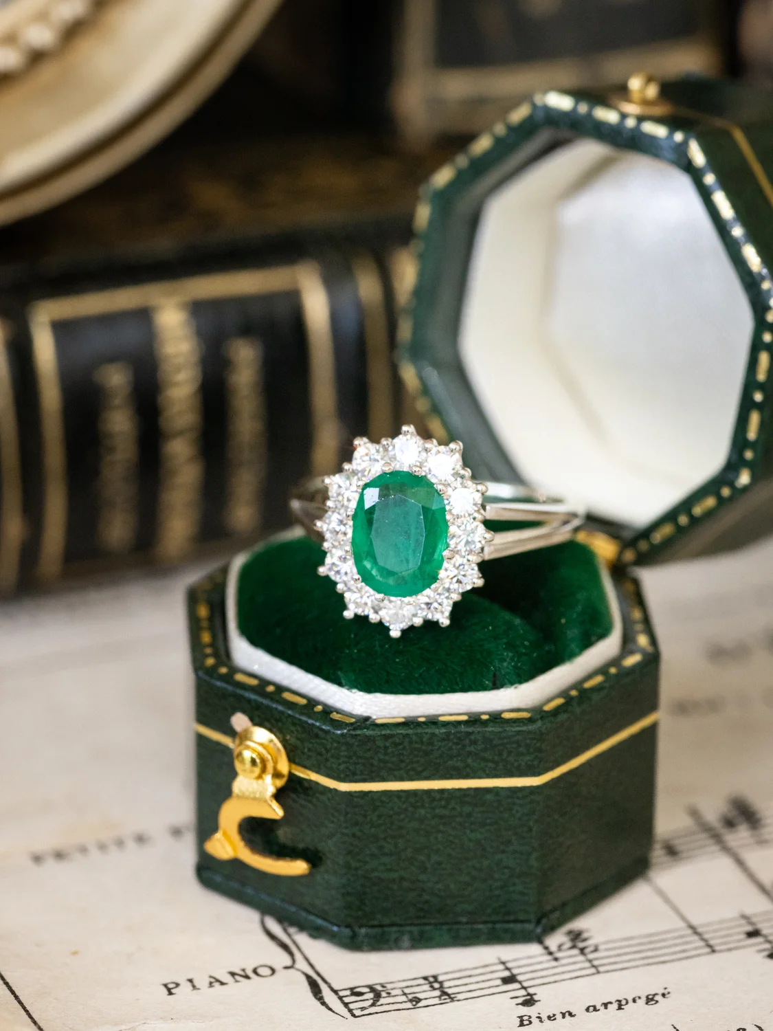 LA VIVIANNE, lumineuse et fascinante bague Pompadour vintage en or blanc 18 carats, émeraude 1,2 ct & diamants étincelants ✨