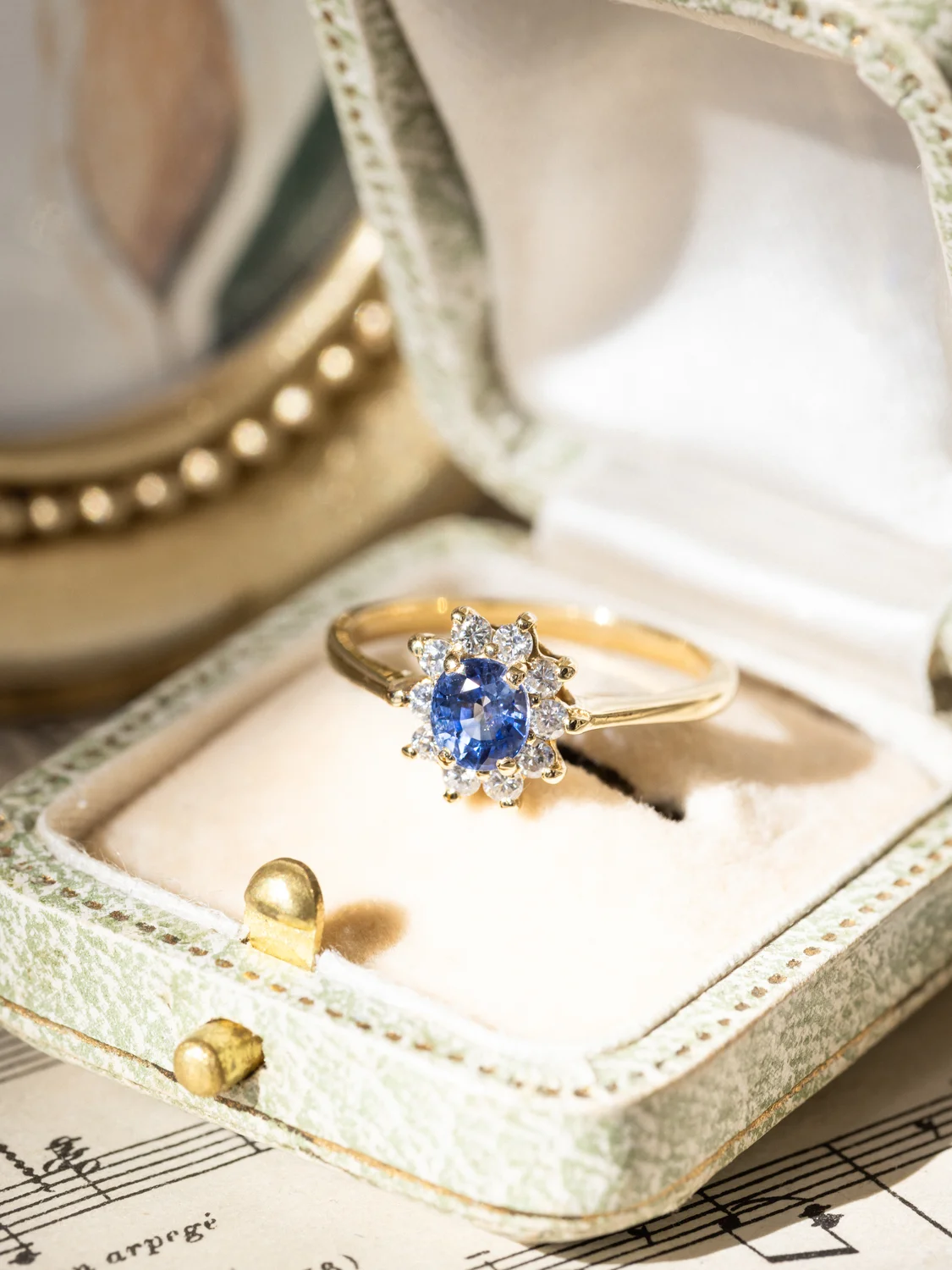 LA JOLINE, sublime et lumineuse bague Marguerite vintage en or jaune 18 carats, saphir bleu ciel & diamants scintillants ✨