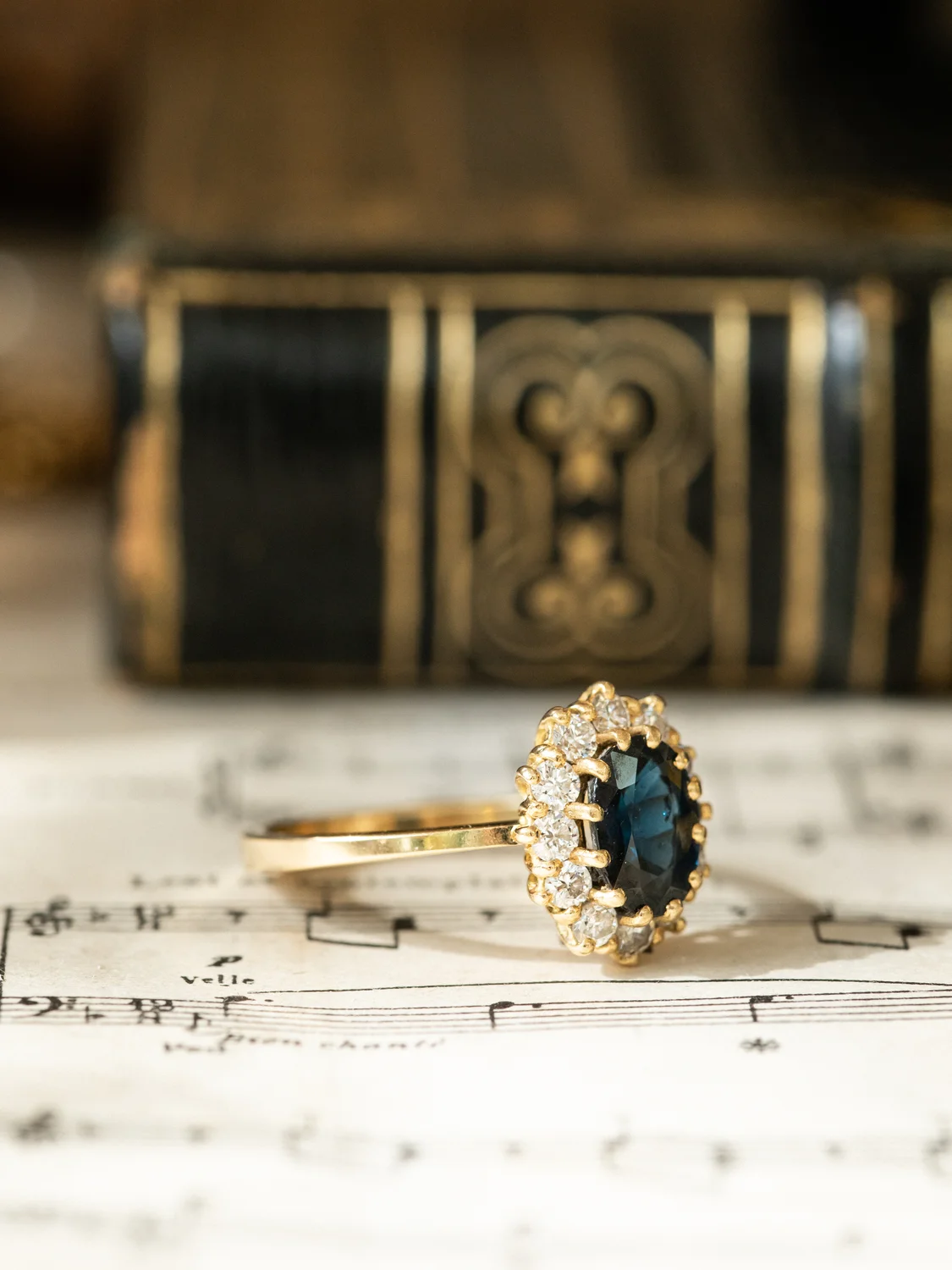LA ALINE, magnifique bague Pompadour vintage en or 18 carats, saphir & diamants scintillants