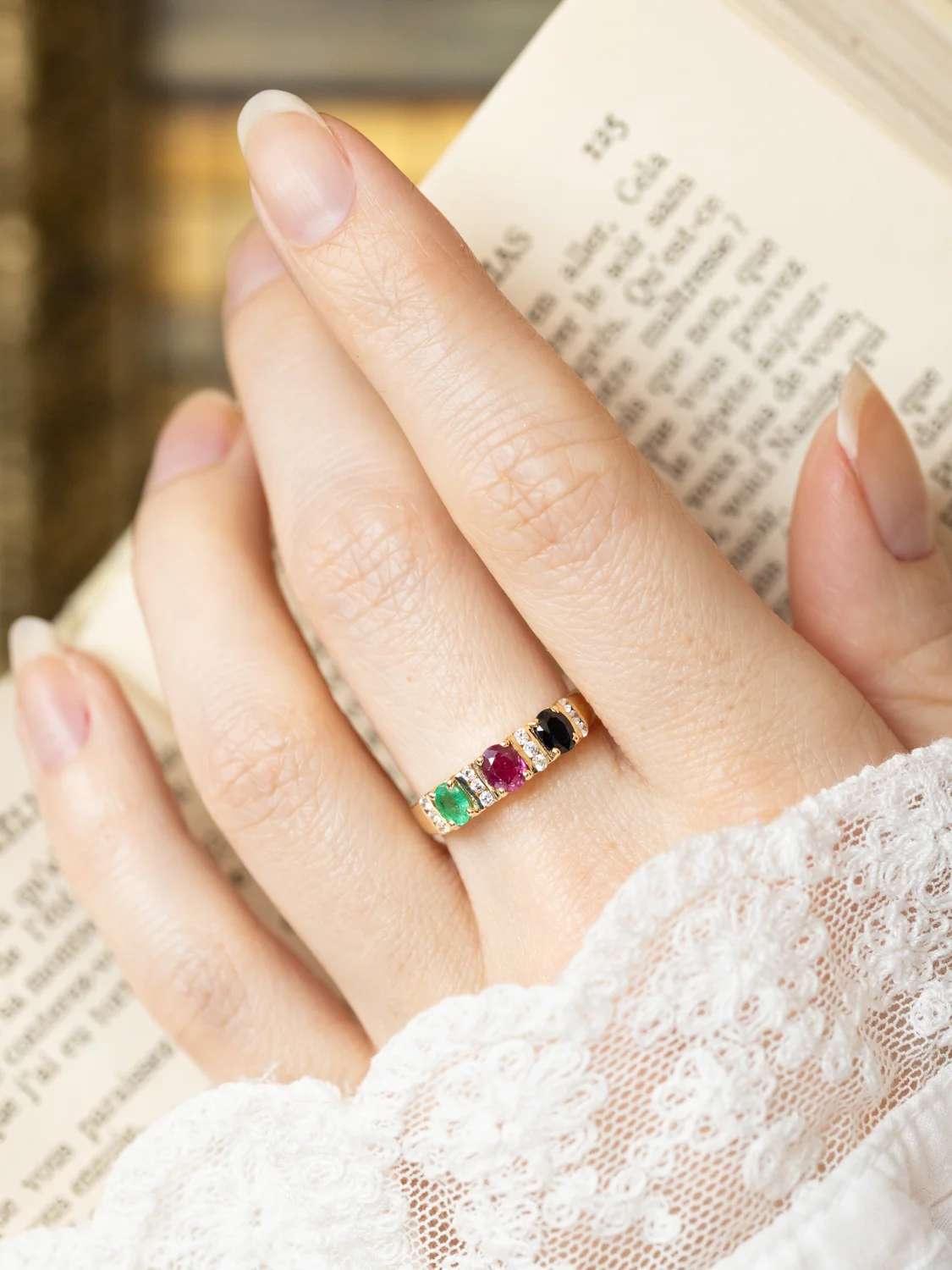 LA LÉONA, magnifique bague jarretière vintage en or jaune 14 carats & trilogie de pierres précieuses (saphir, rubis & émeraude) facettées ✨