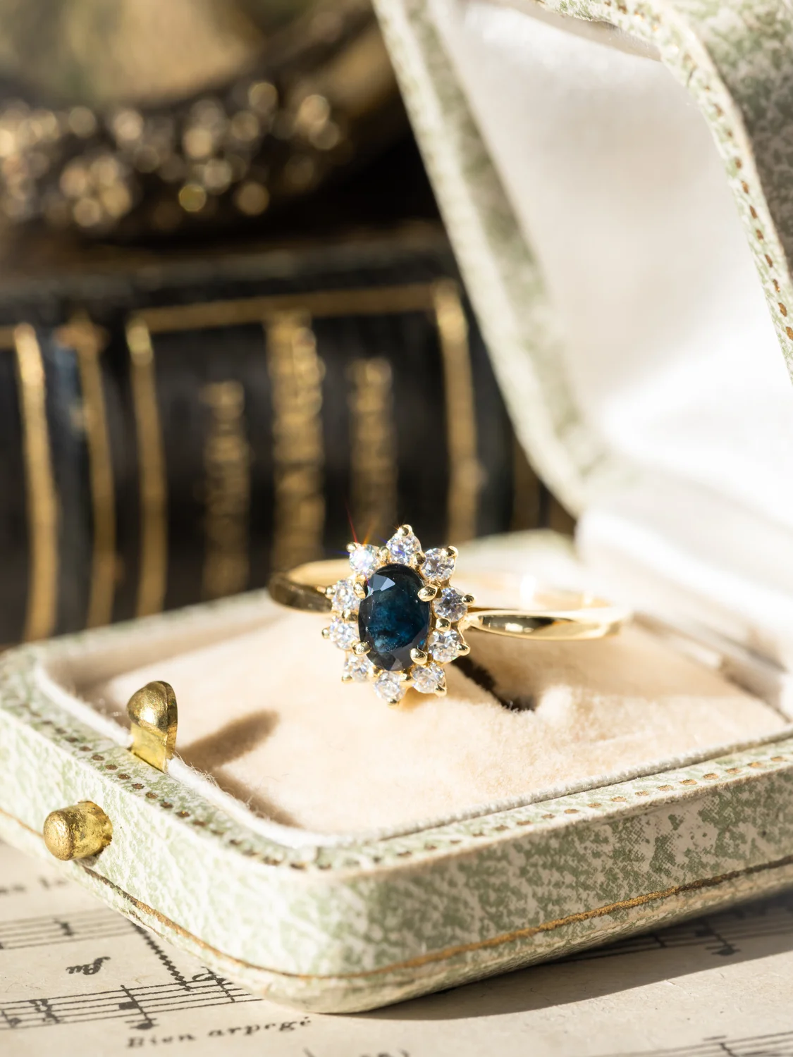 LA ANCELINE, superbe et élégante bague Marguerite vintage en or jaune 18 carats, saphir & pierres blanches scintillantes ✨