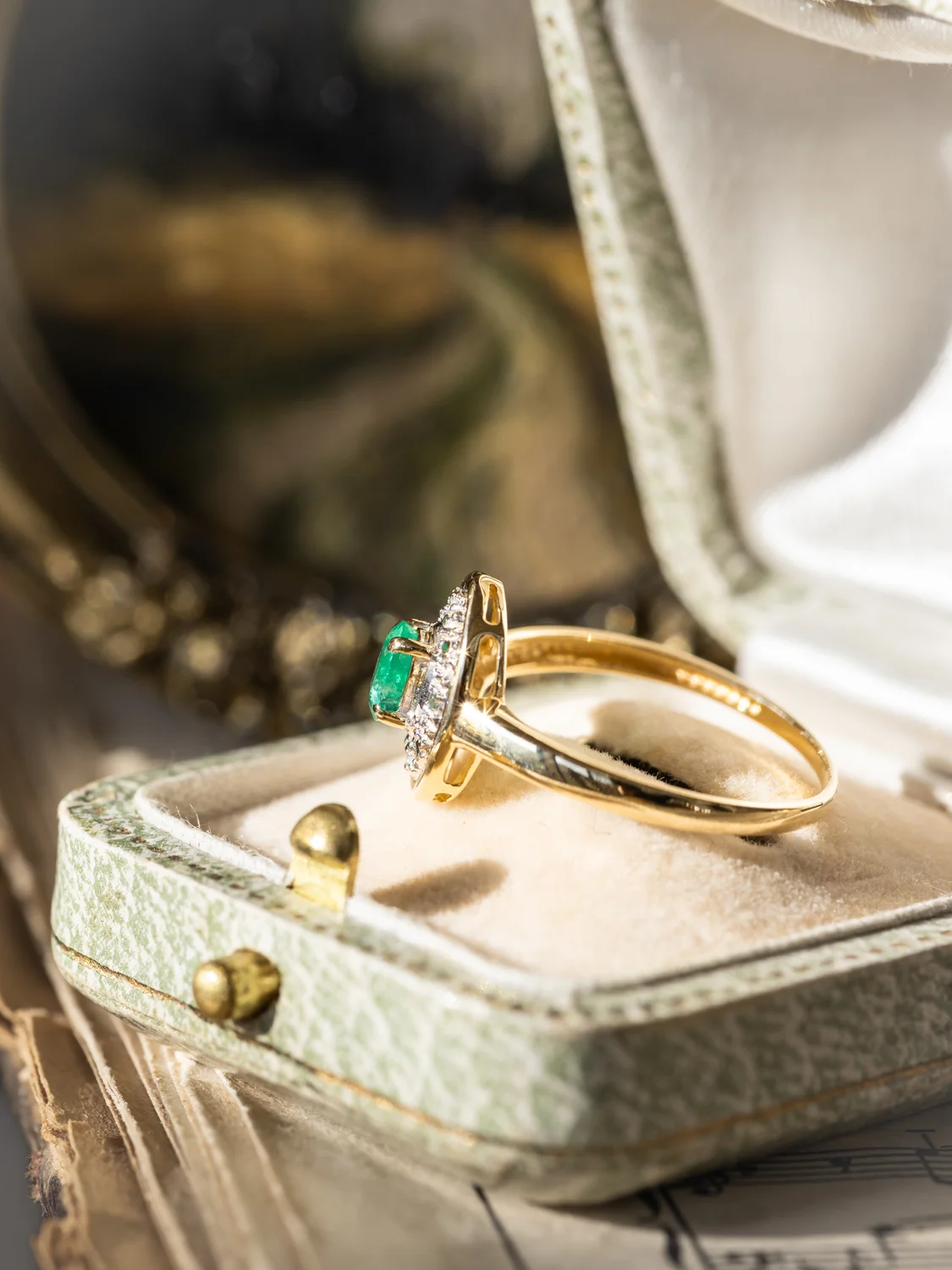 LA PIERRETTE, ravissante et lumineuse petite bague vintage en or 18 carats deux tons, émeraude et petits diamants ✨