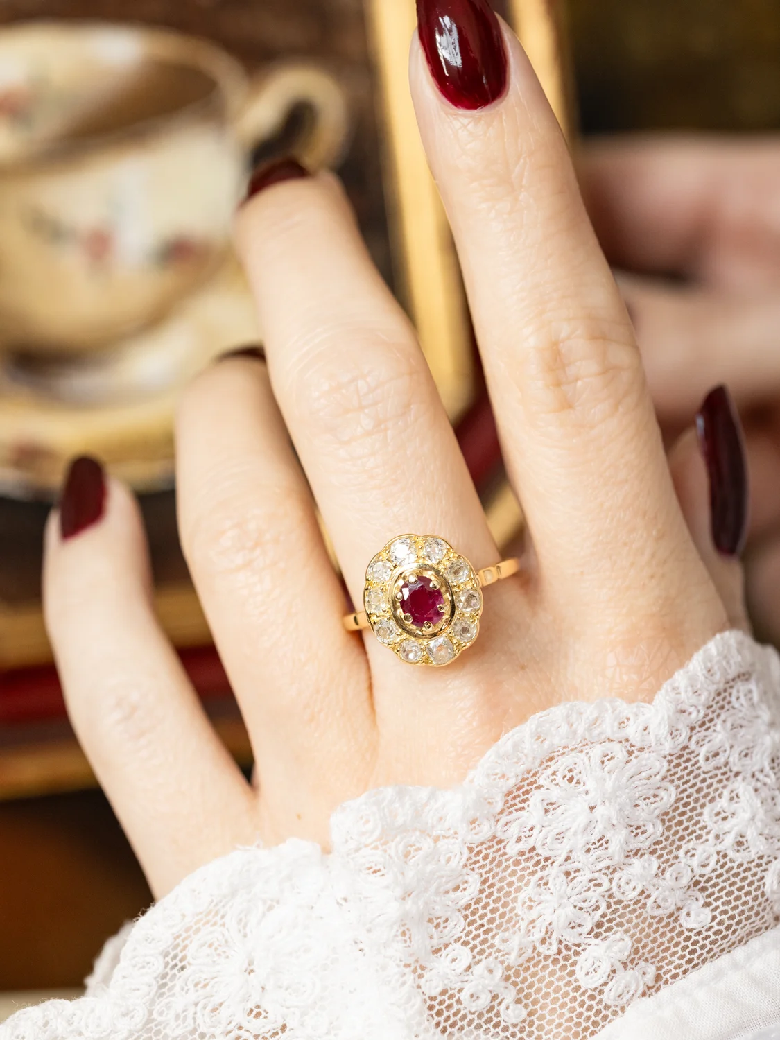 LA MARCELLINE, sublime et romantique bague Pompadour ancienne (circa 1945) en or jaune 18 carats, rubis & diamants taille ancienne scintillants ✨