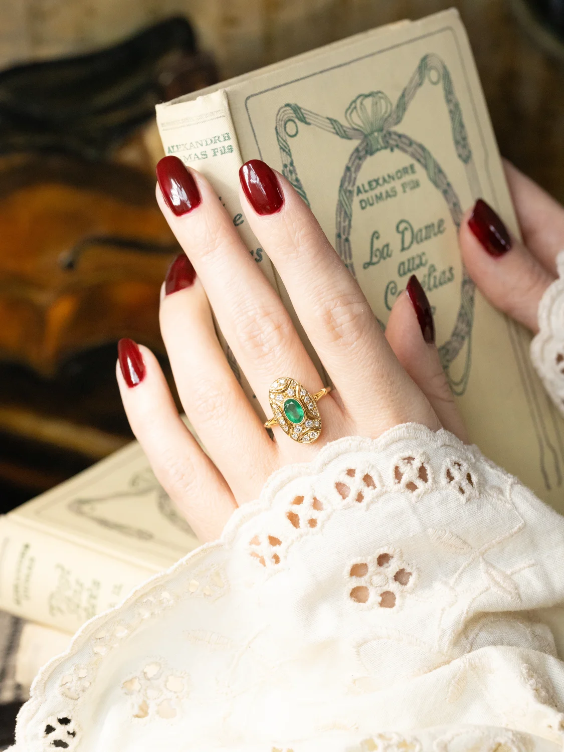 LA APOLLONIE, sublime et lumineuse bague Marquise vintage de style Art Déco en or jaune 18 carats, émeraude en serti clos & constellation de diamants ✨