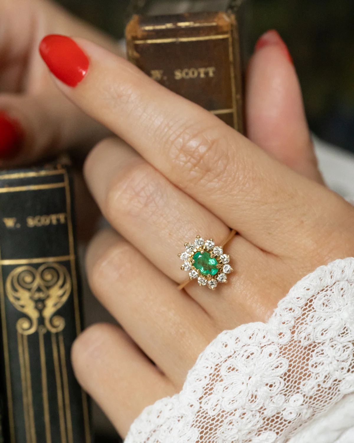 LA AUGUSTA, magnifique et fascinante bague Marguerite vintage (vers 1975) en or 18 carats, émeraude & diamants
