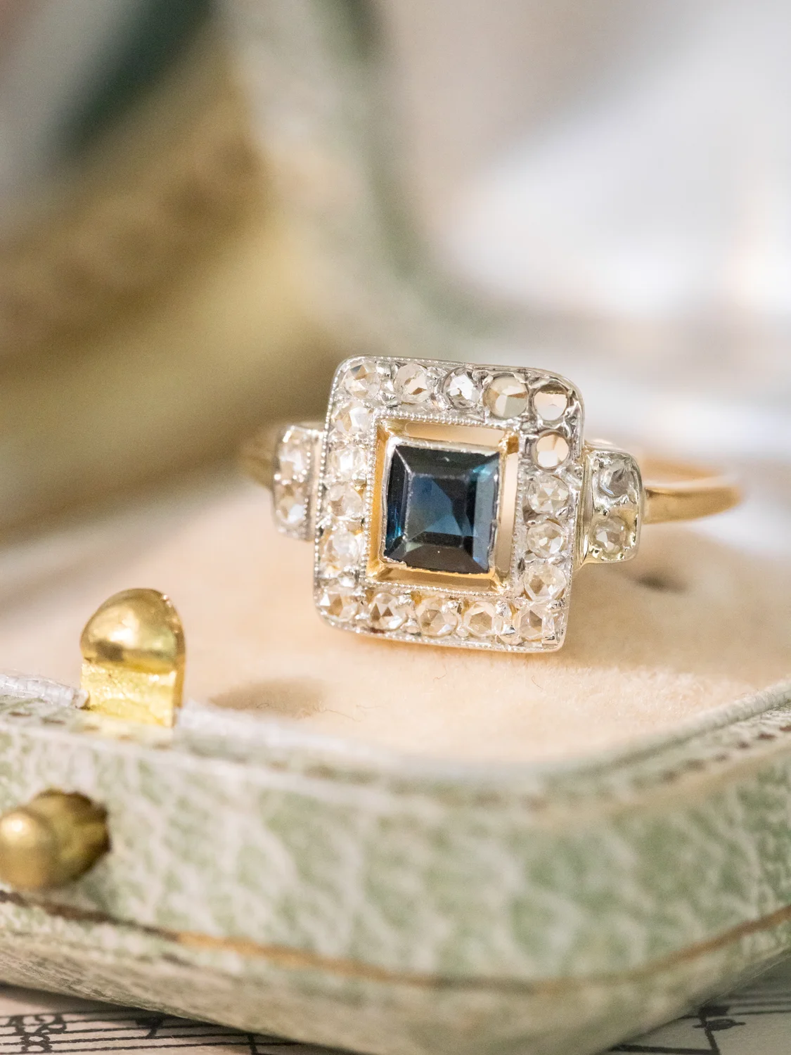 LA HÉLIE, magnifique et délicate petite bague Art Déco (circa 1930) en or 18 carats deux tons, saphir Verneuil, pierres blanches et diamants ✨