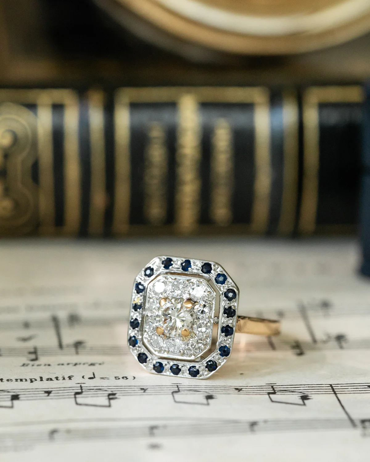 LA GABY, magnifique bague octogonale vintage de style Art Déco en or 18 carats deux tons, saphirs & diamants étincelants ✨