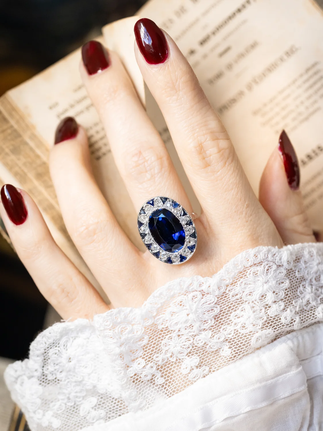 LA JEANNETTE, magnifique bague ancienne Art Déco (circa 1925) en or blanc 18 carats, saphir Verneuil en serti clos & entourage de saphirs calibrés et diamants scintillants ✨