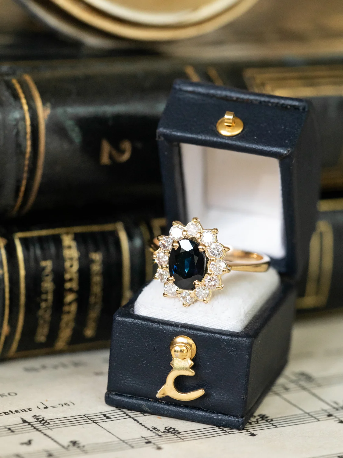 LA CLOTILDE, sublime bague Marguerite vintage en or 18 carats, saphir 1,25 ct et diamants scintillants ✨