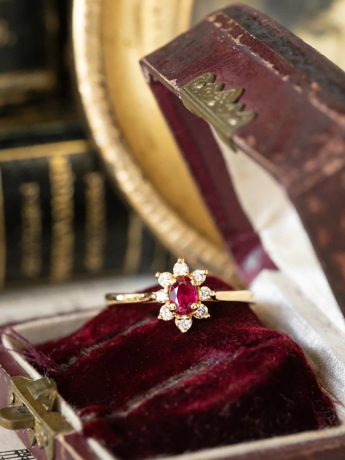 LA PIPPA, adorable petite bague Marguerite vintage (circa 1965) en or jaune 18 carats, rubis & diamants scintillants
