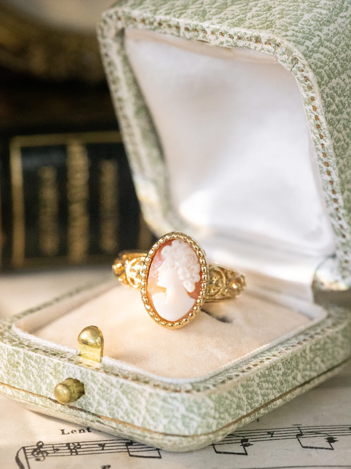 LA ANNETTE, magnifique bague vintage en or jaune 18 carats et camée ✨