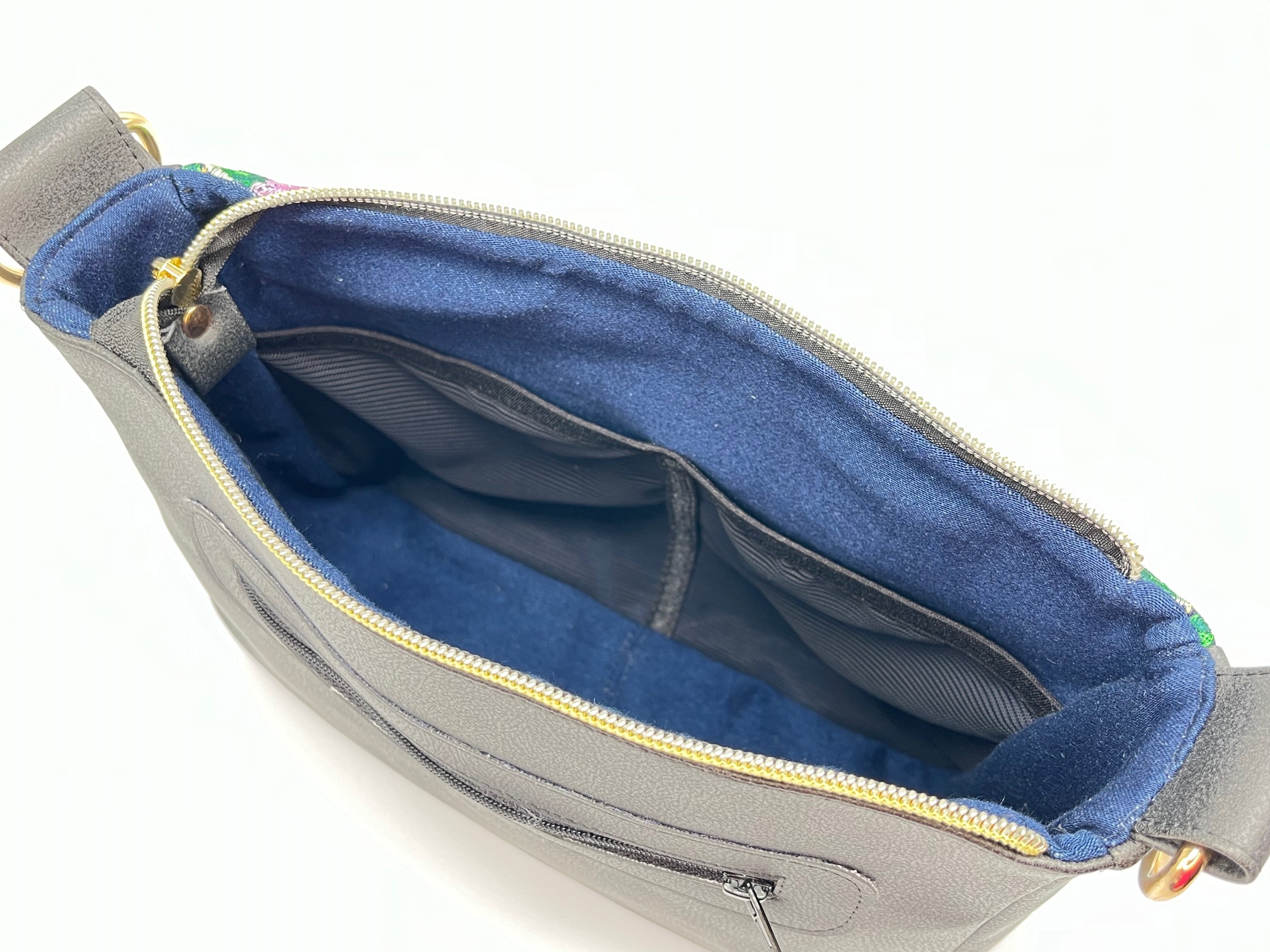 Crossbody schoudertas van zwart kunstleer met voorpaneel van denim met borduursel.