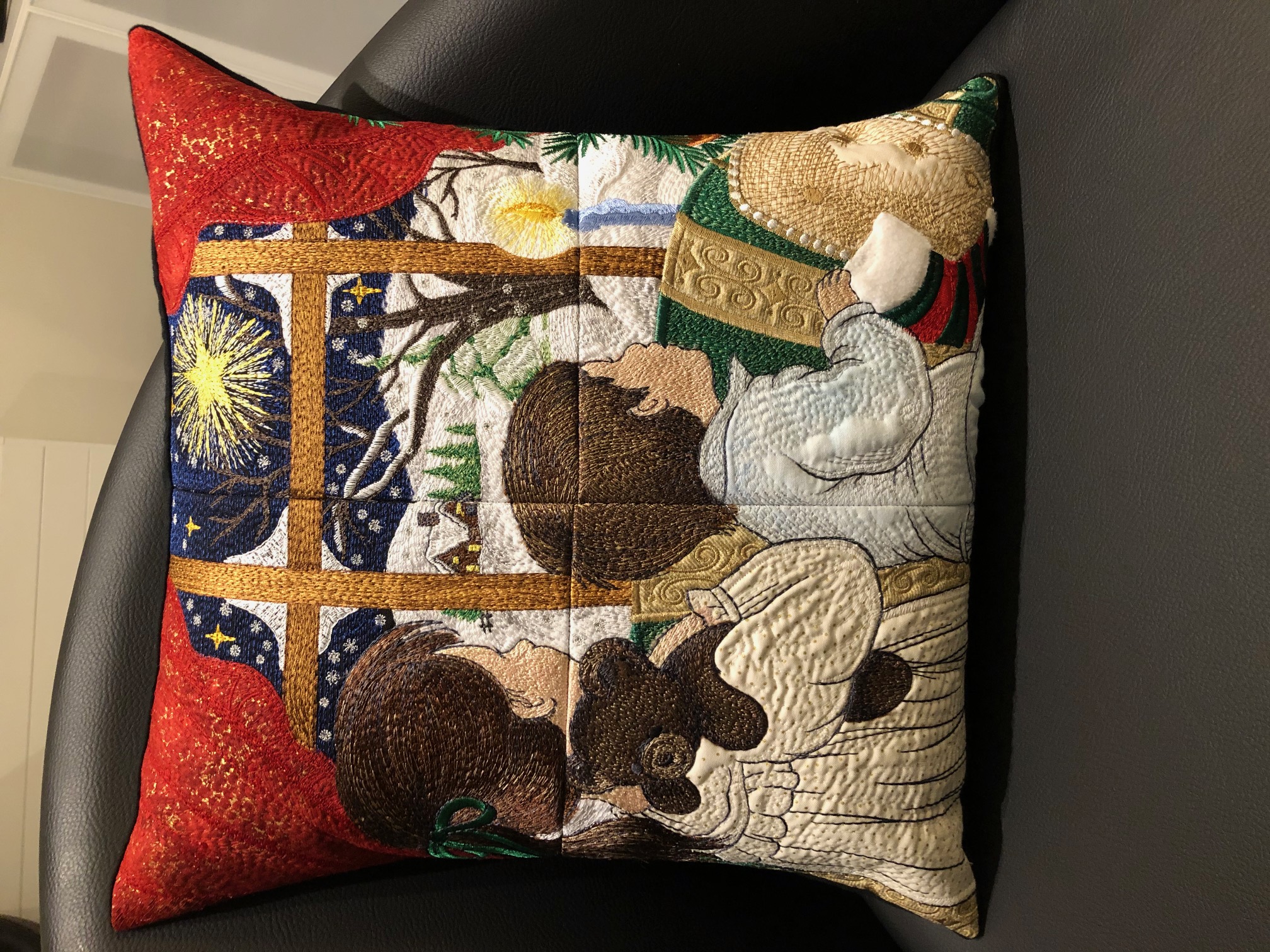 Kussenhoes met geborduurde kerstafbeelding