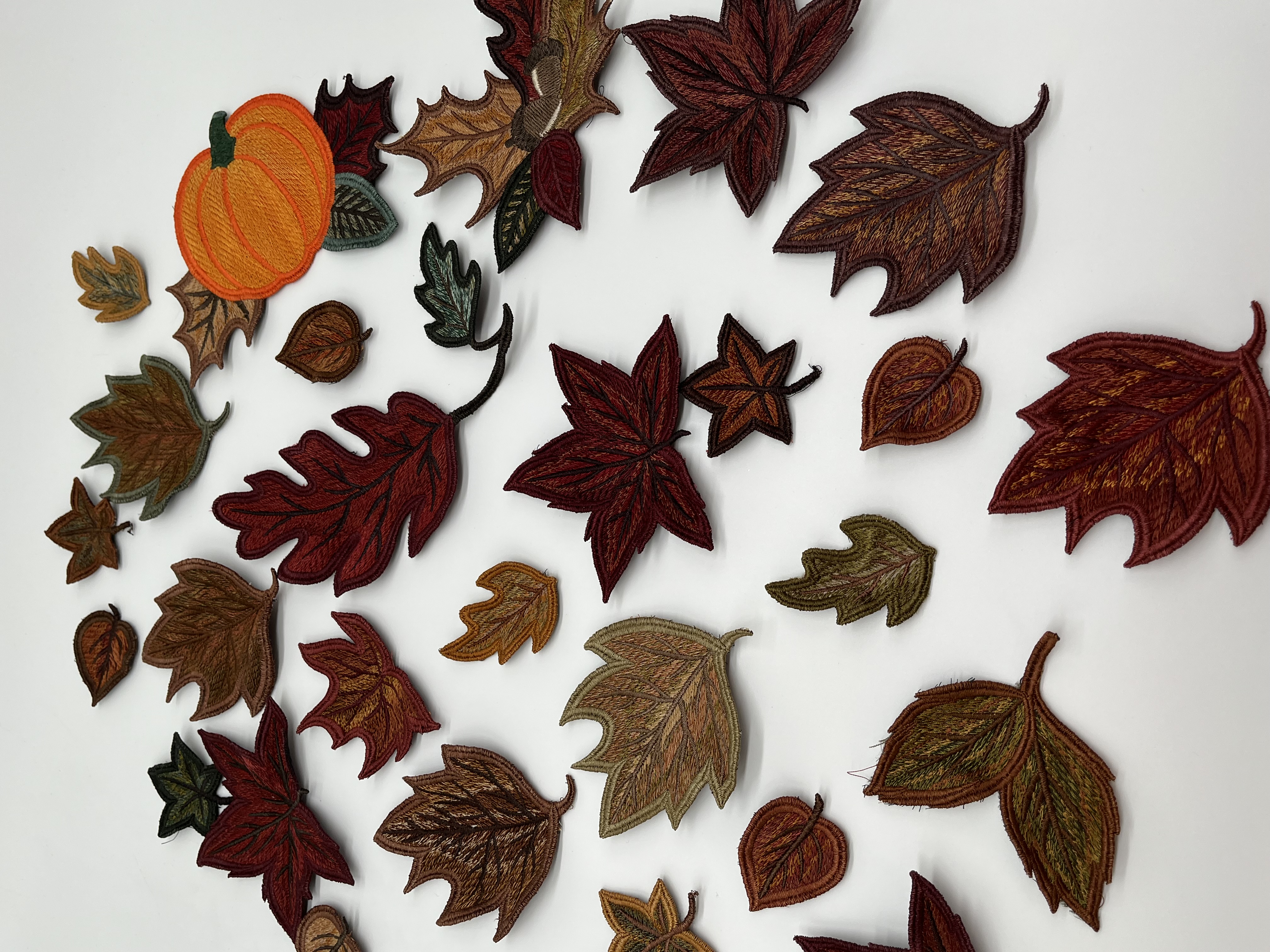 Geborduurde herfstbladeren