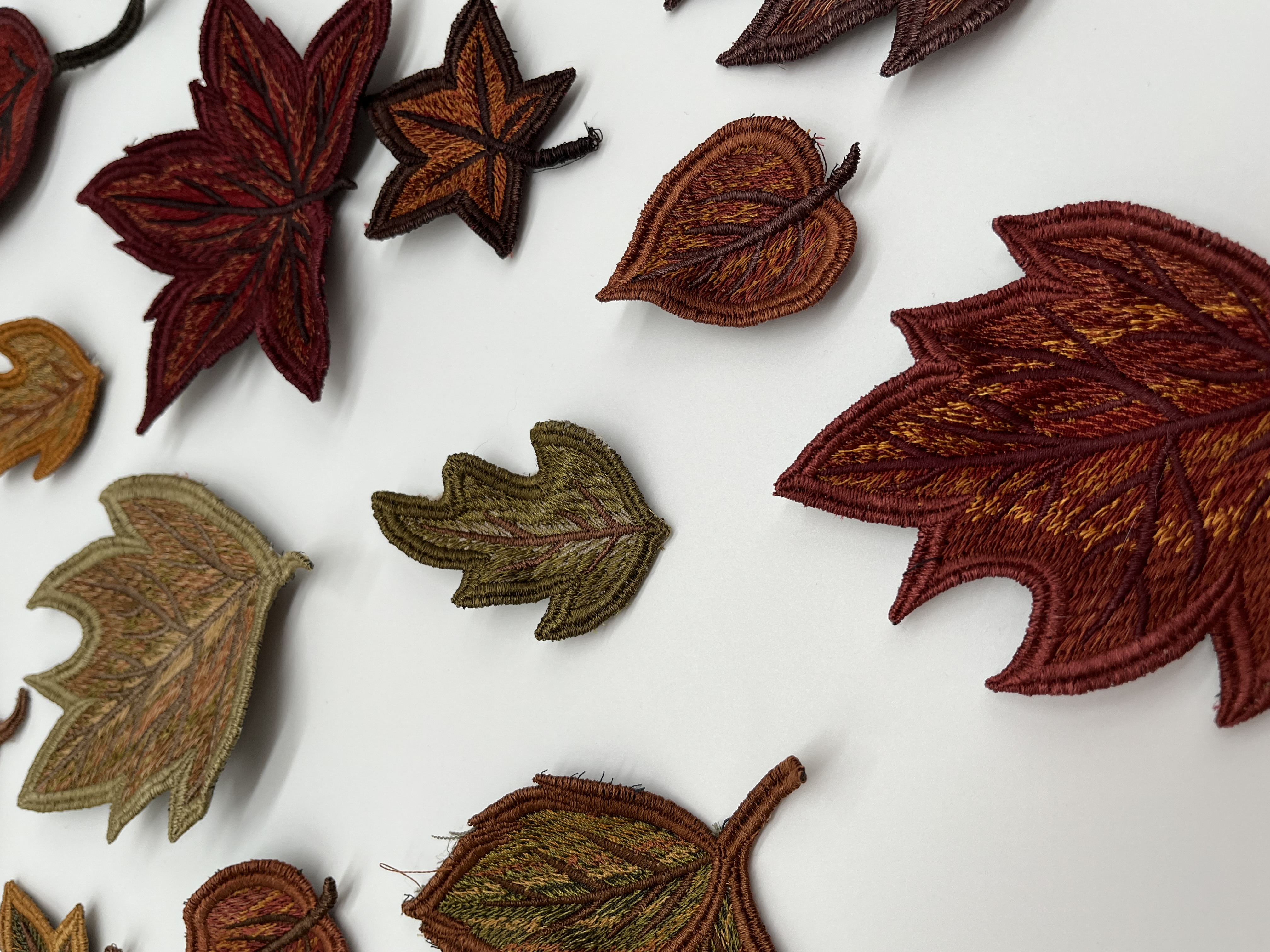 Geborduurde herfstbladeren