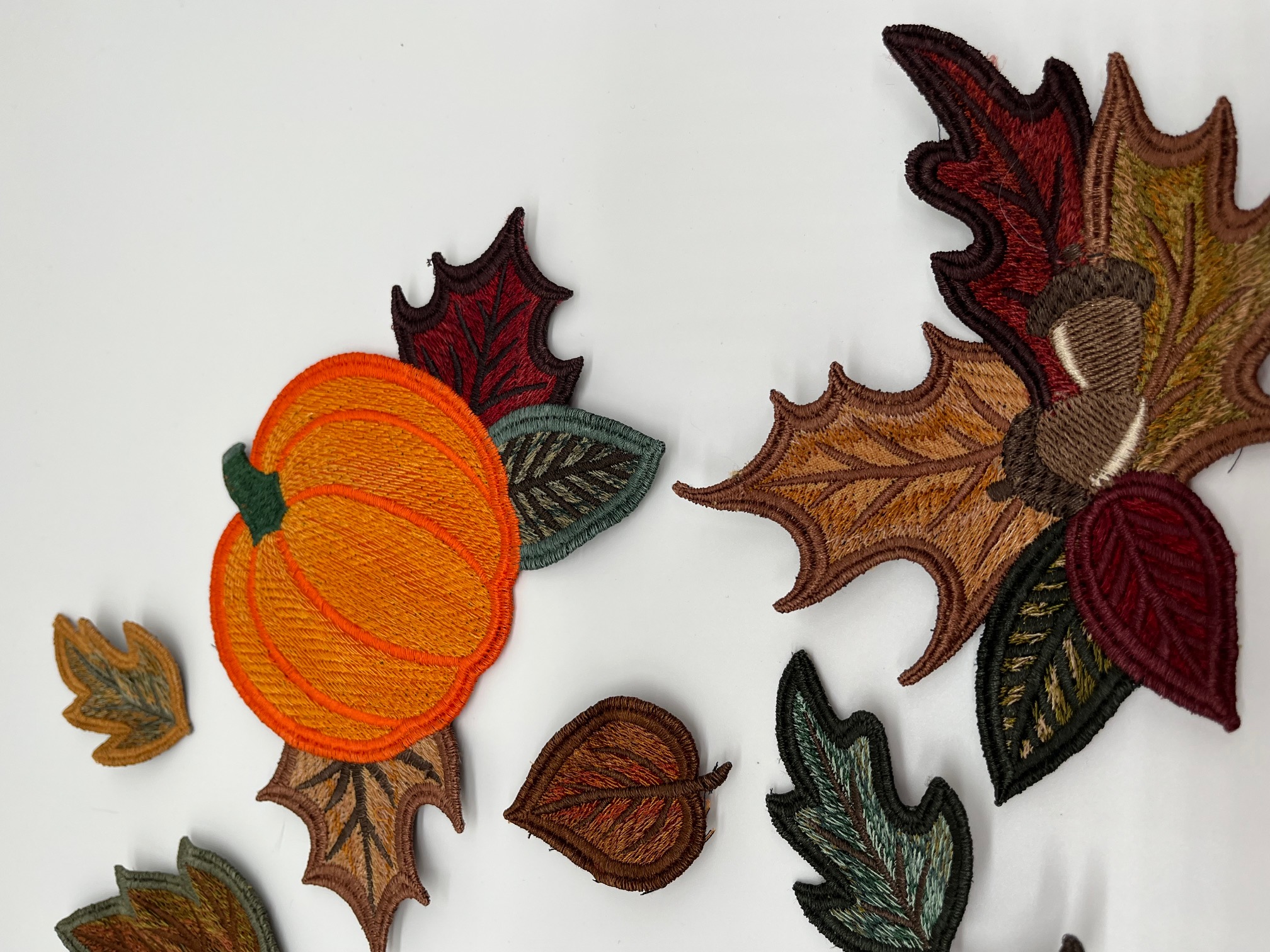 Geborduurde herfstbladeren