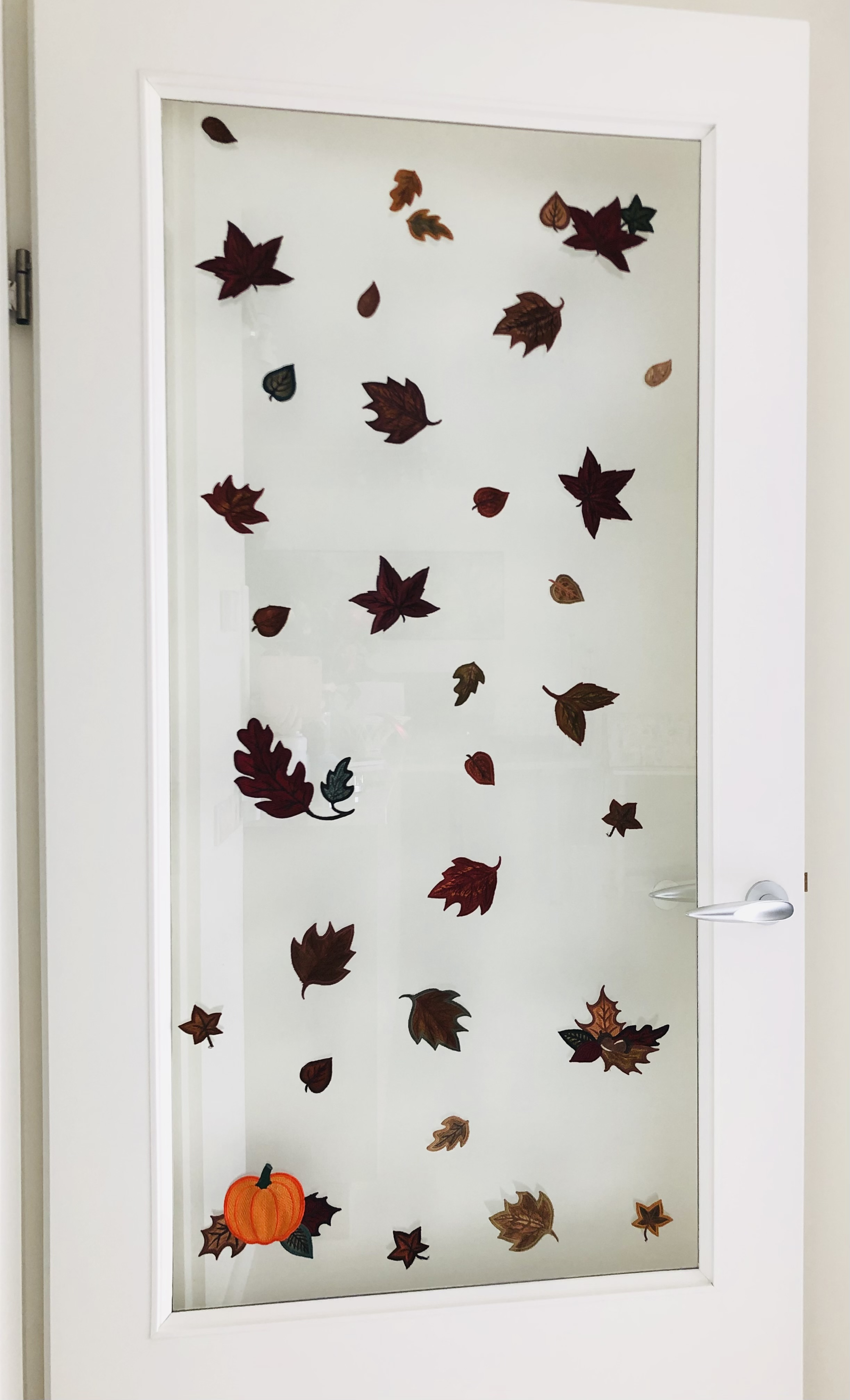 Geborduurde herfstbladeren