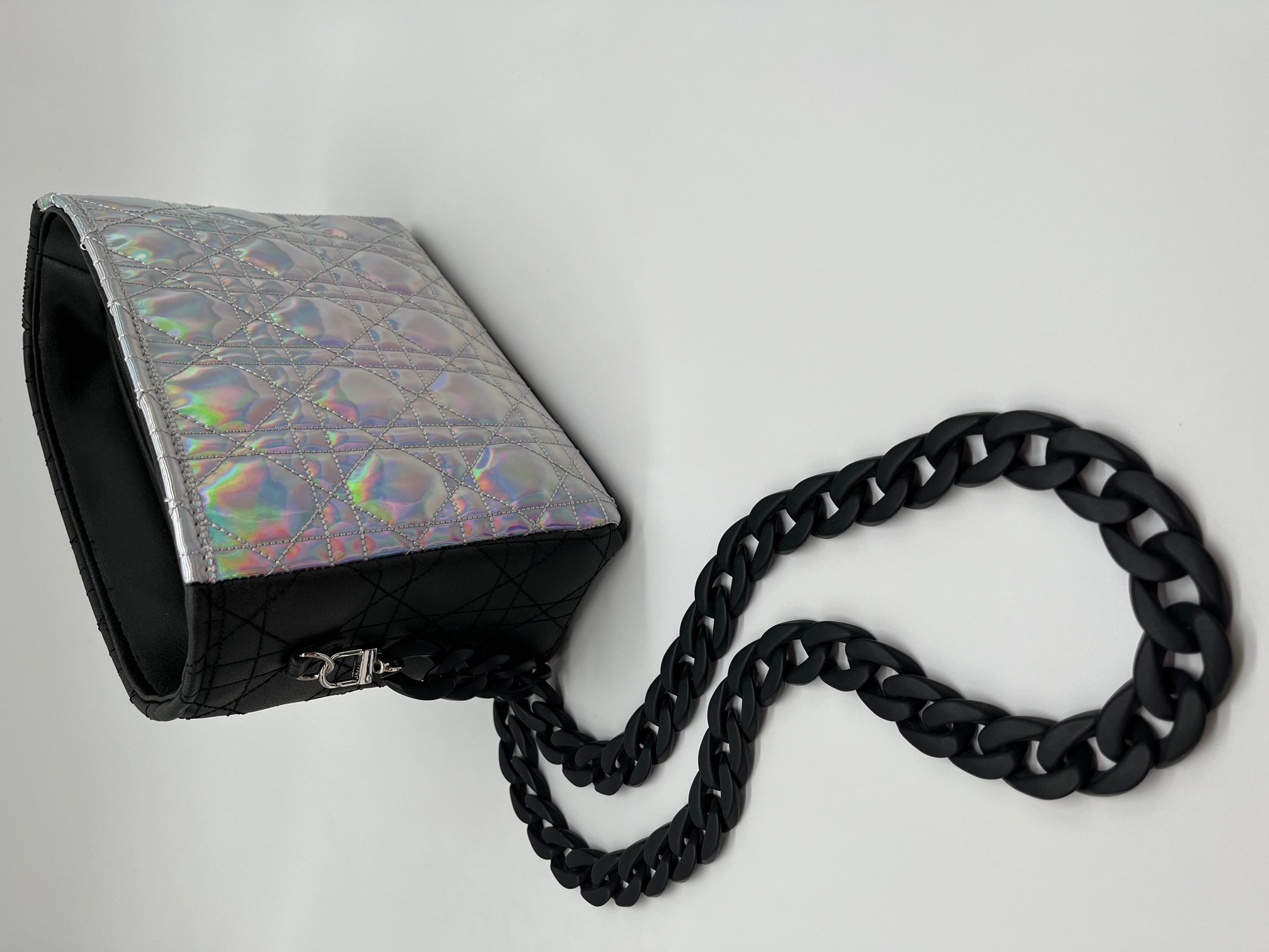 Crossbody schoudertas met geborduurde holografische voorkant
