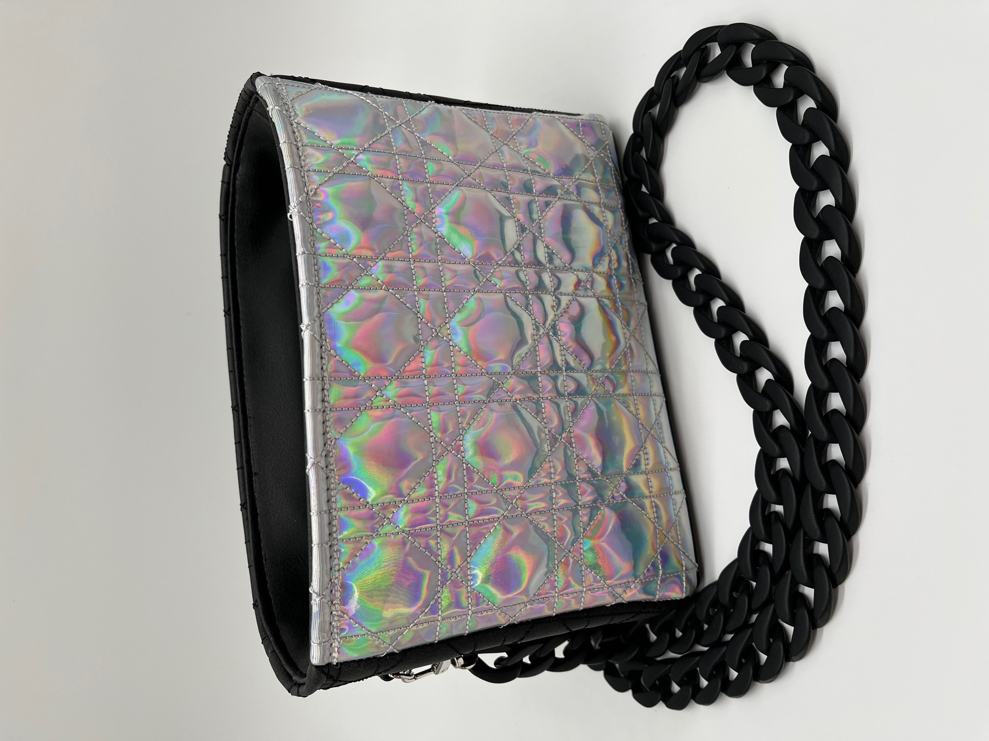 Crossbody schoudertas met geborduurde holografische voorkant