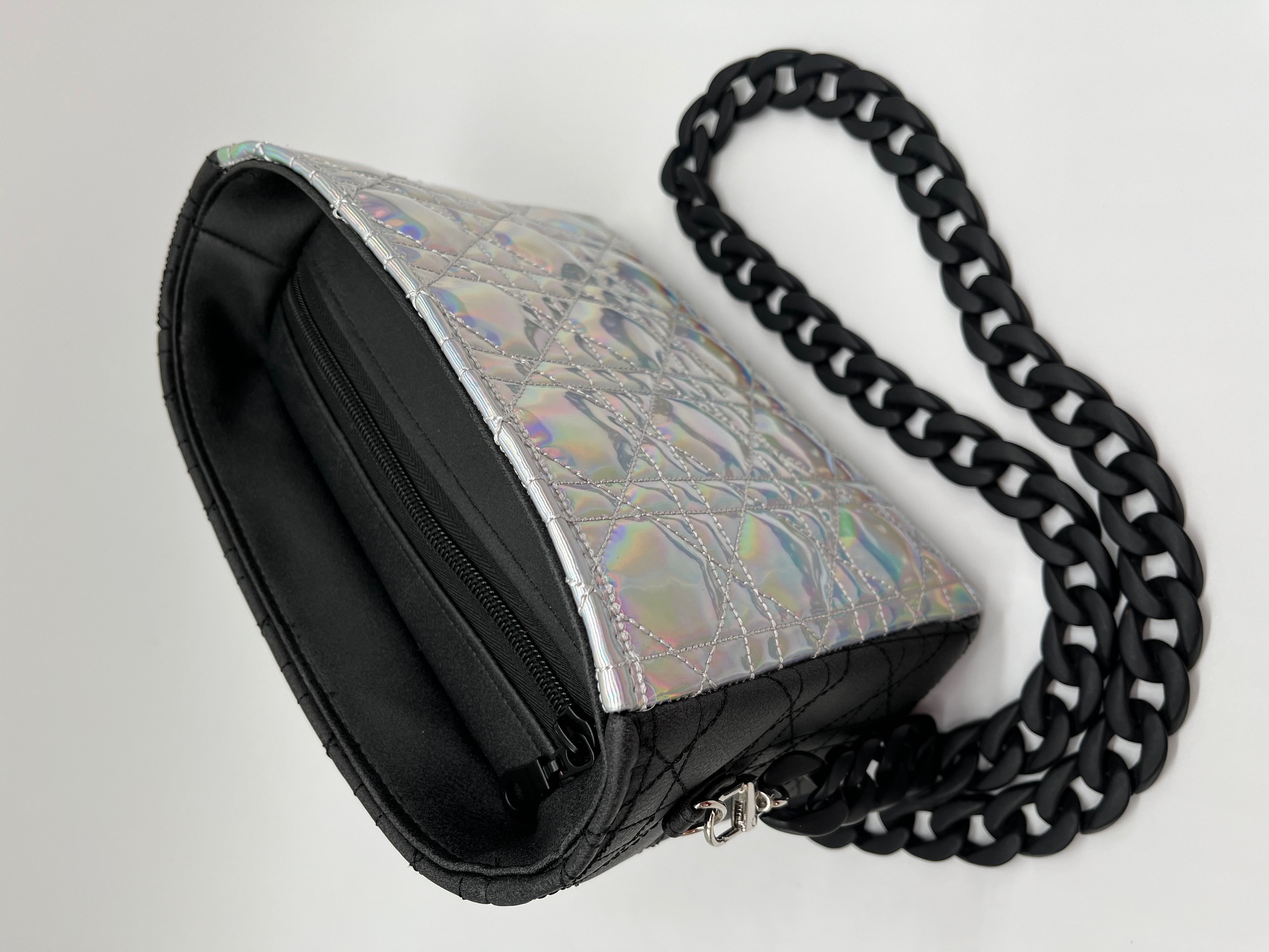 Crossbody schoudertas met geborduurde holografische voorkant
