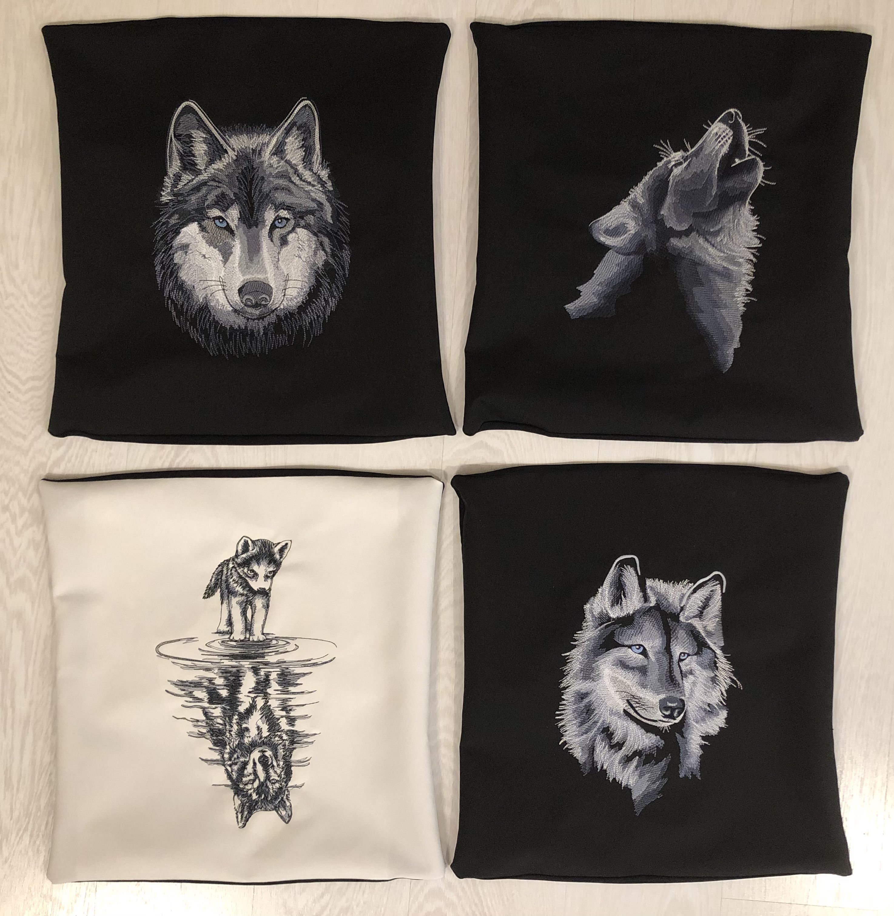 Kussenhoes met geborduurde wolf