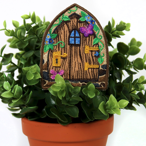 Geborduurde onderzetter in de vorm van een magische elven/ kabouter deur