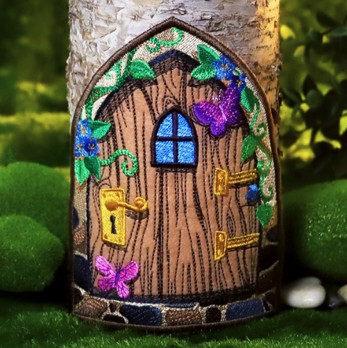 Geborduurde boekenlegger in de vorm van een magische elven/ kabouter deur