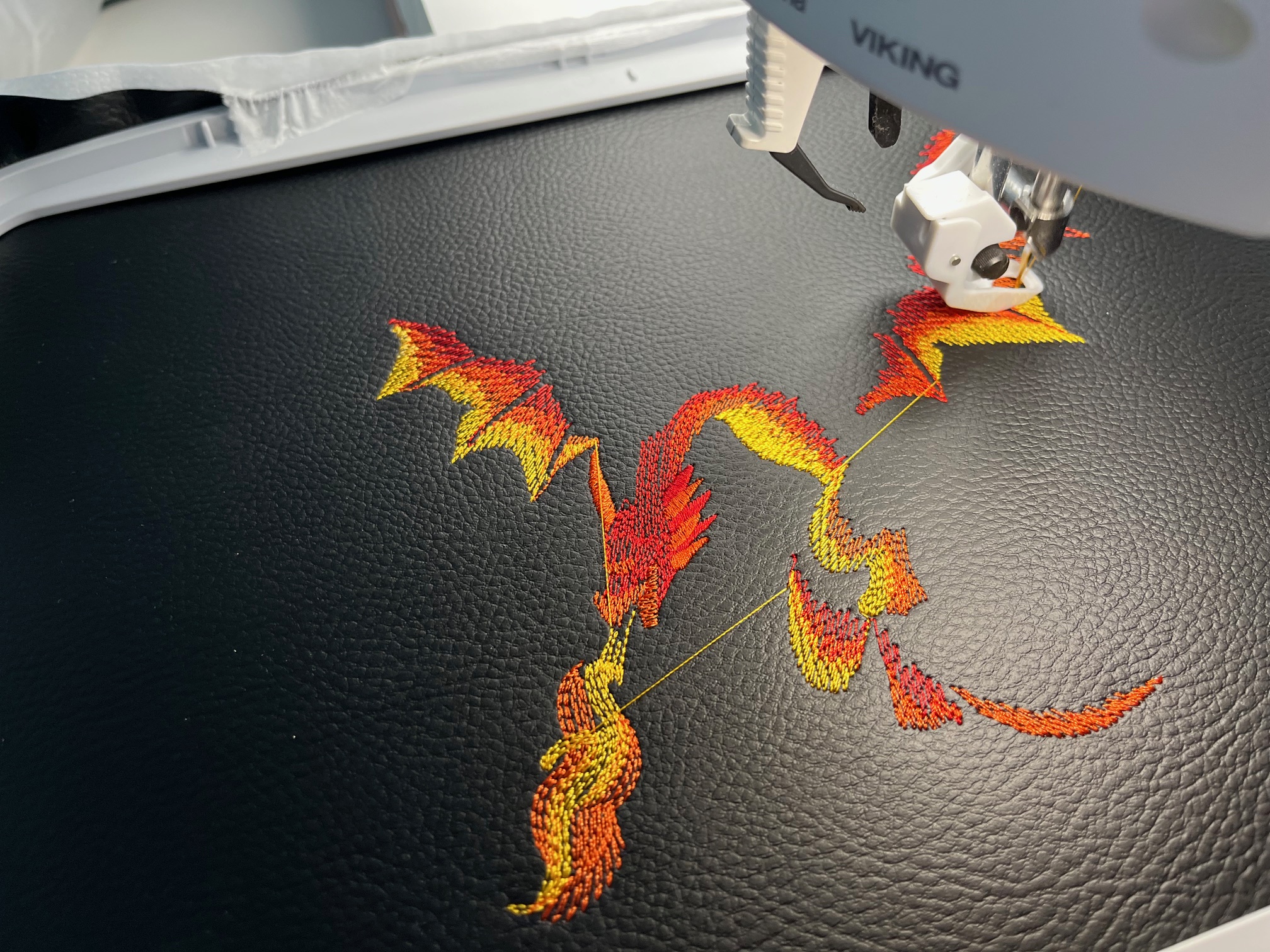 Crossbody schoudertas met geborduurde draak; in de maak