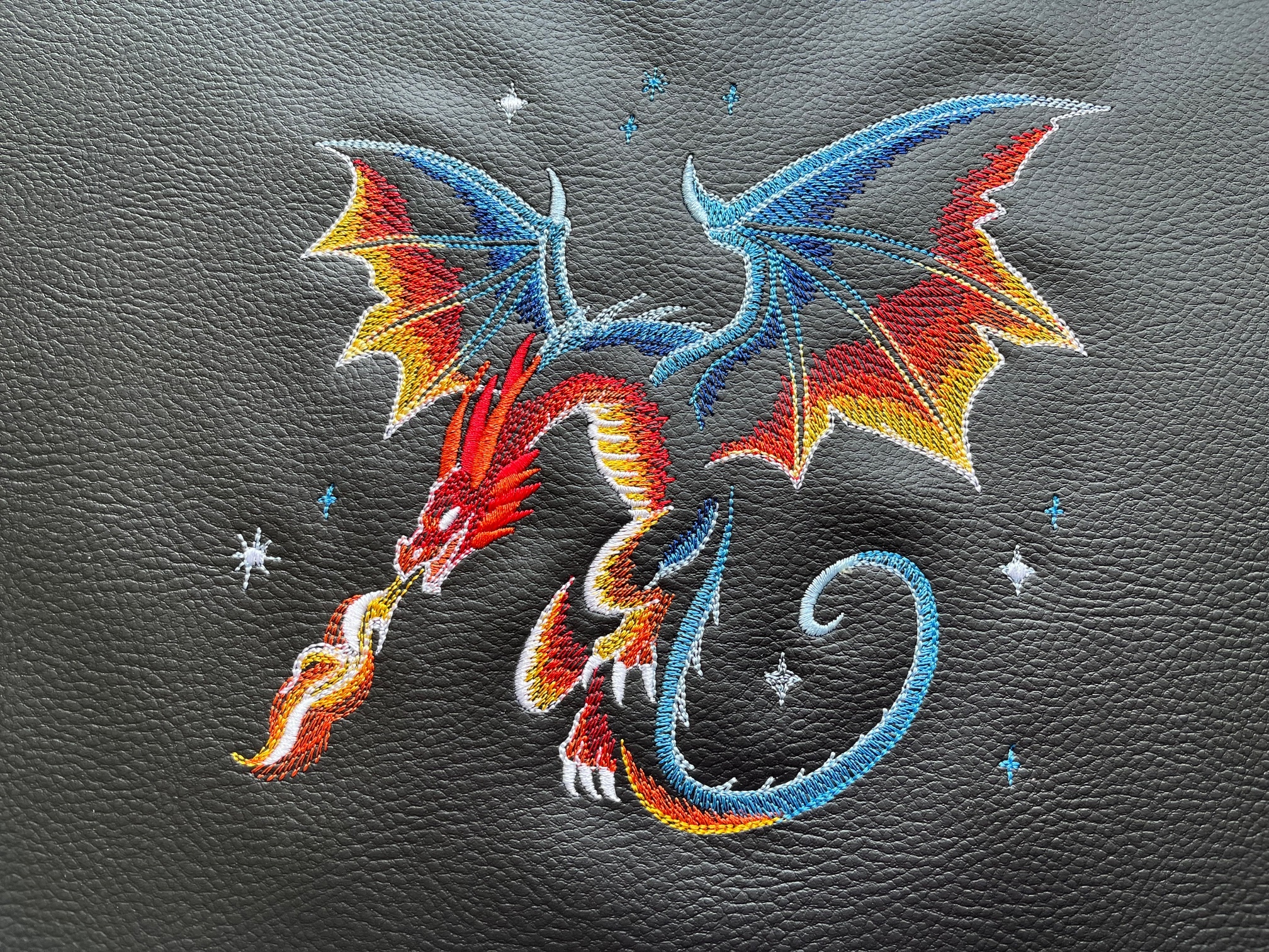 Crossbody schoudertas met geborduurde draak; in de maak