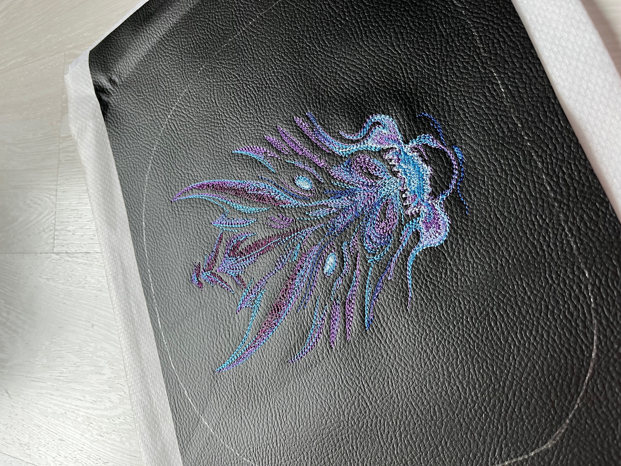 Crossbody schoudertas met geborduurde draak; in de maak