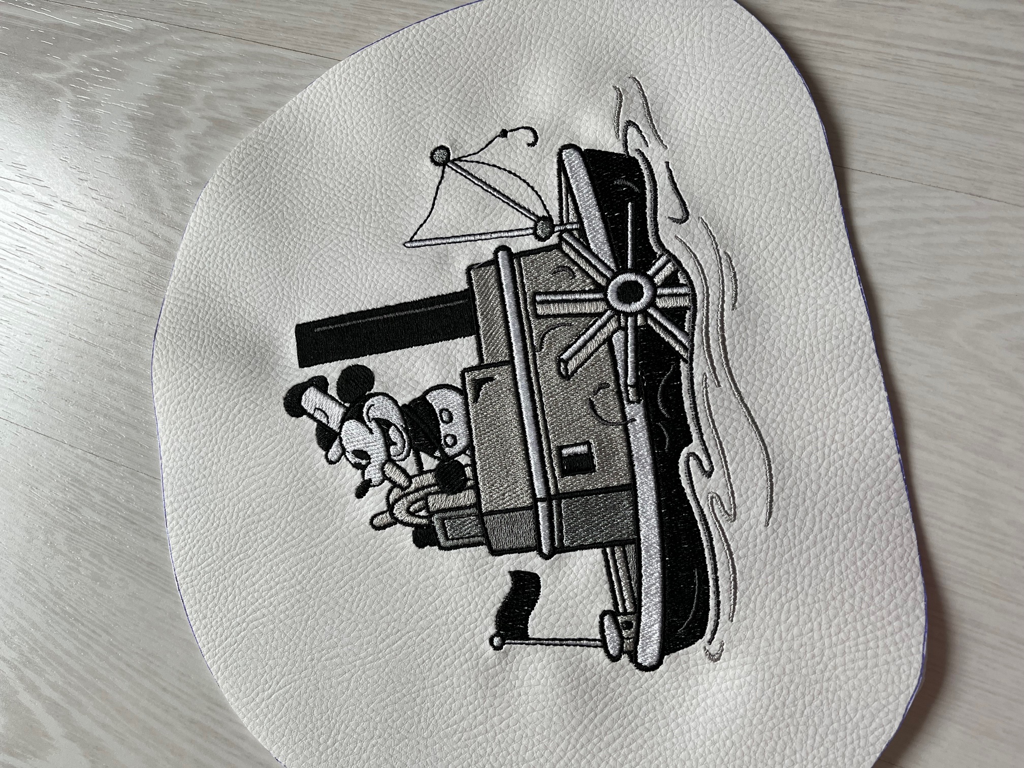 Crossbody schoudertas met Mickey borduursel; in de maak