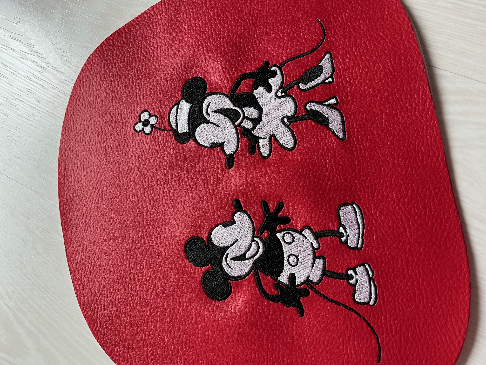 Crossbody schoudertas met Mickey en Minnie geborduurd; in de maak