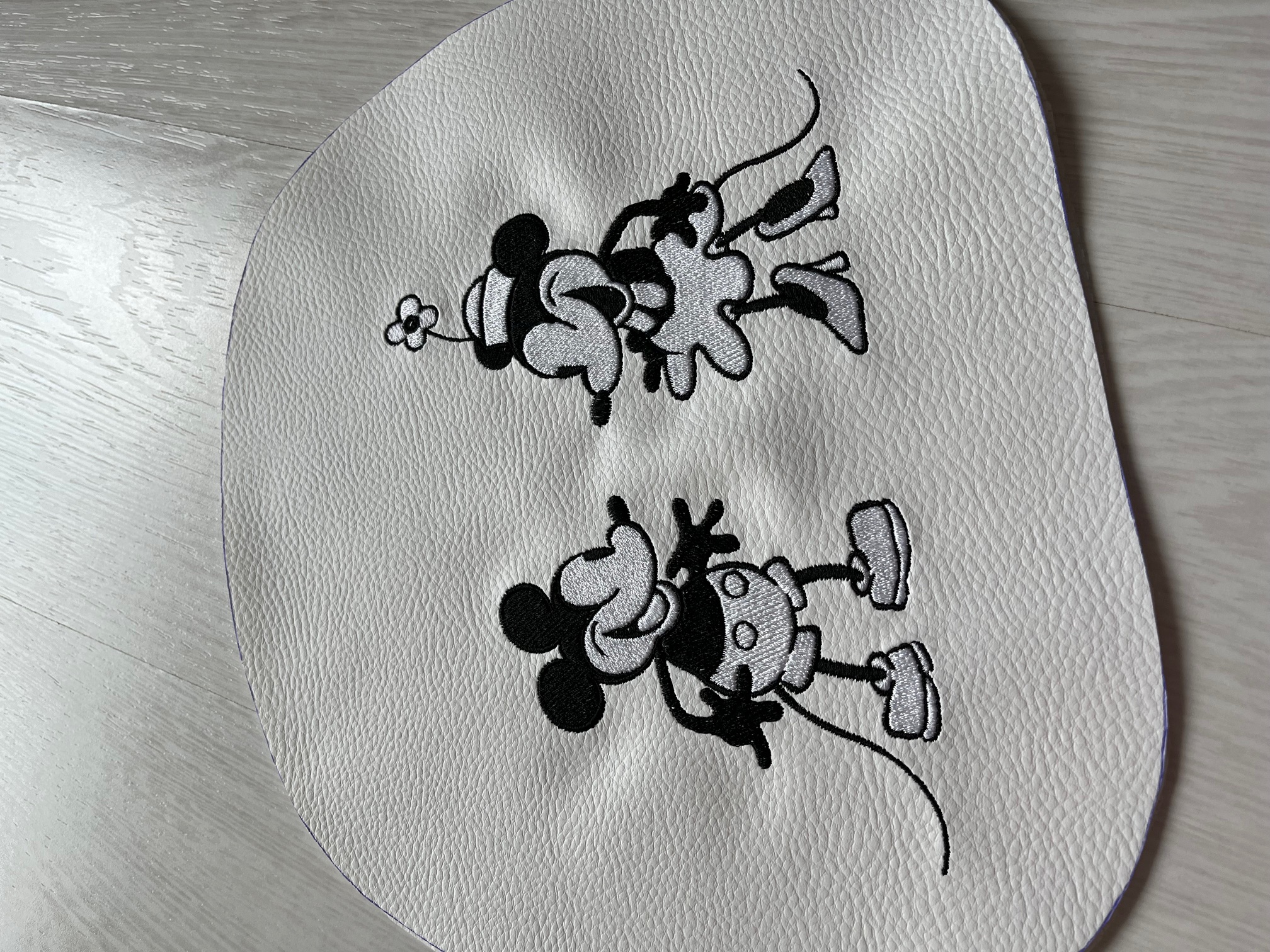 Crossbody schoudertas met Mickey en Minnie borduursel; in de maak